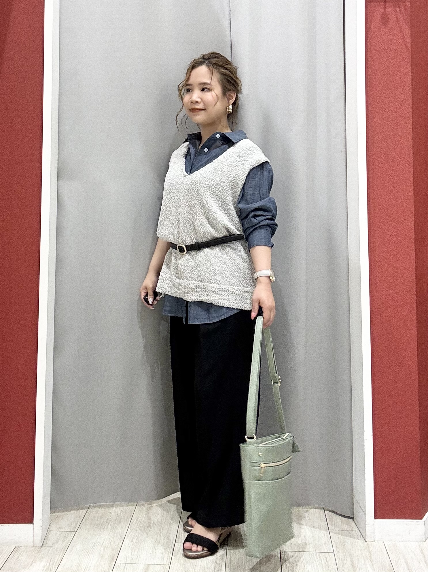 shioさんの「SHOO･LA･RUE｜【綿100%/UV/S-LL/体型カバー】優しく透ける 柔らかシアーデニムシャツ」を使ったコーディネート