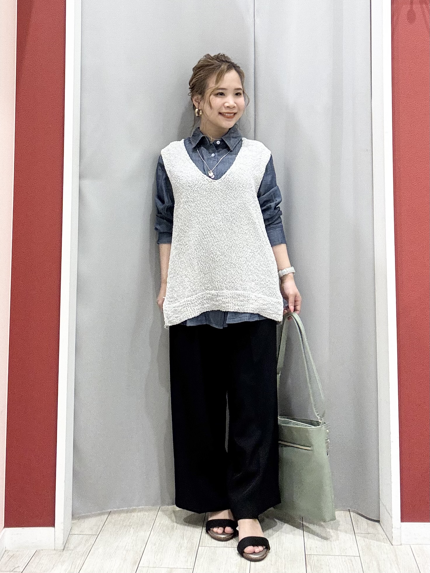 shioさんの「SHOO･LA･RUE｜【綿100%/UV/S-LL/体型カバー】優しく透ける 柔らかシアーデニムシャツ」を使ったコーディネート