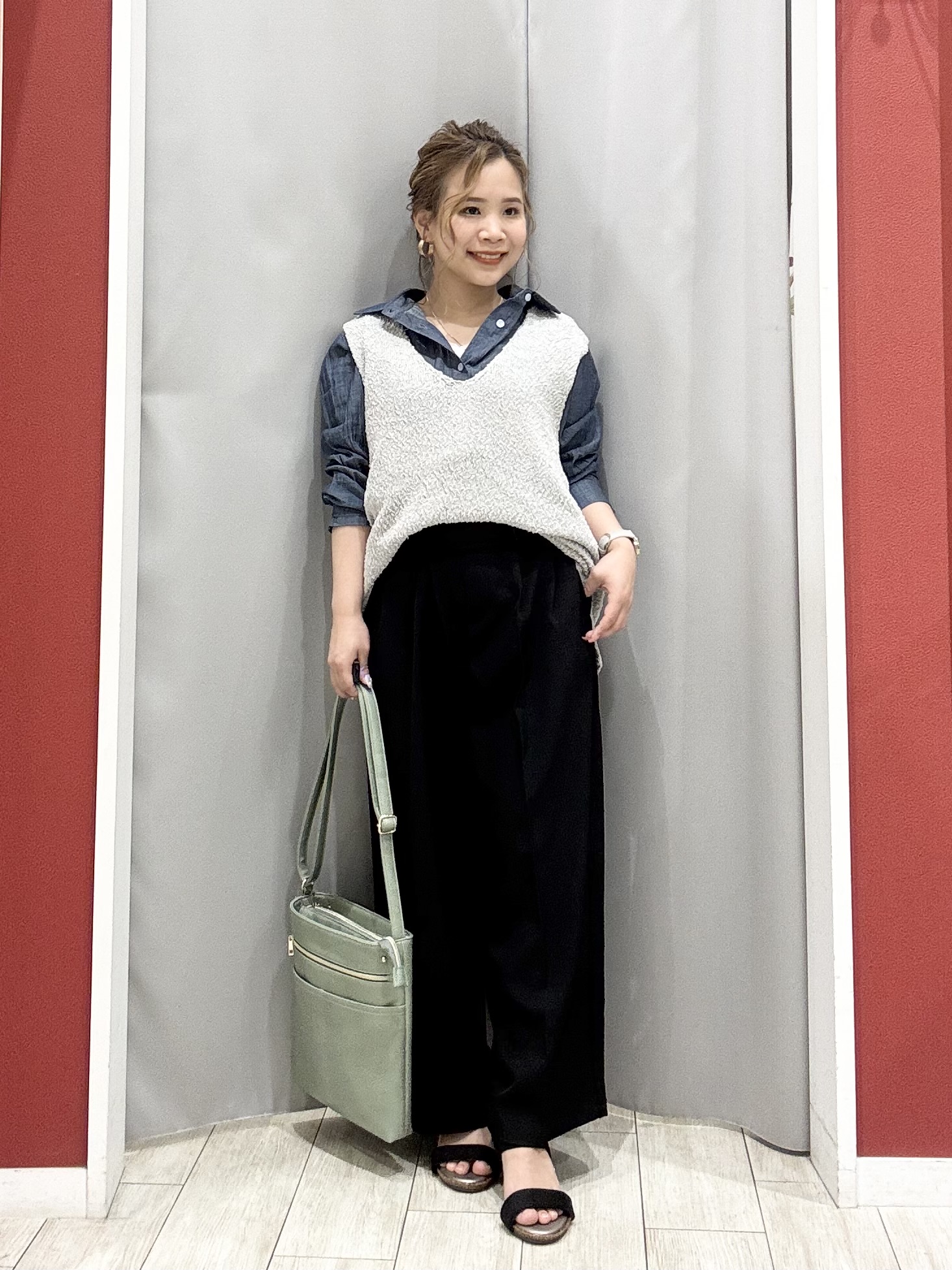 shioさんの「SHOO･LA･RUE｜【綿100%/UV/S-LL/体型カバー】優しく透ける 柔らかシアーデニムシャツ」を使ったコーディネート