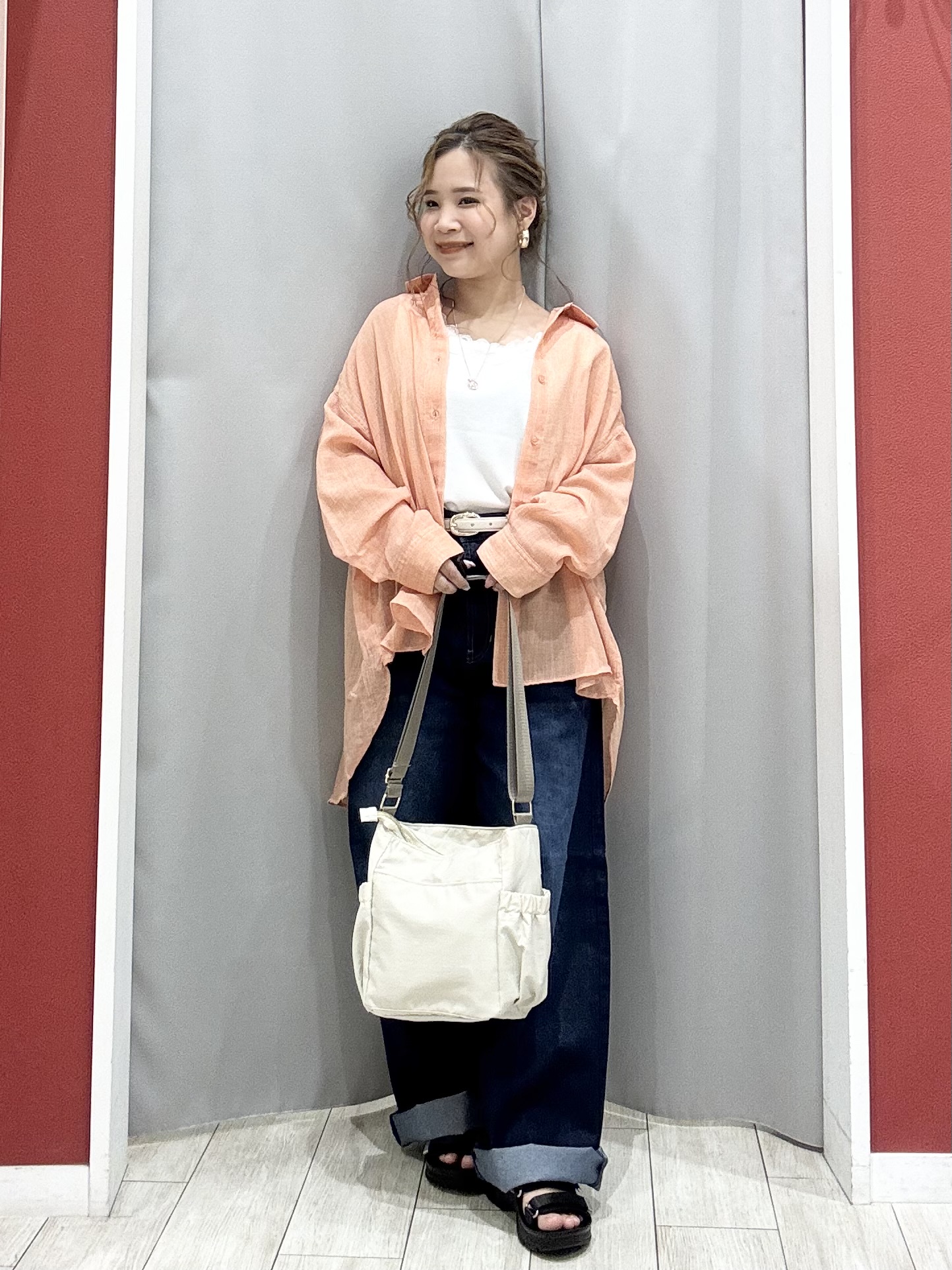 shioさんの「SHOO･LA･RUE｜【体型カバー】ふんわり質感 やわらかこなれシアーシャツ」を使ったコーディネート