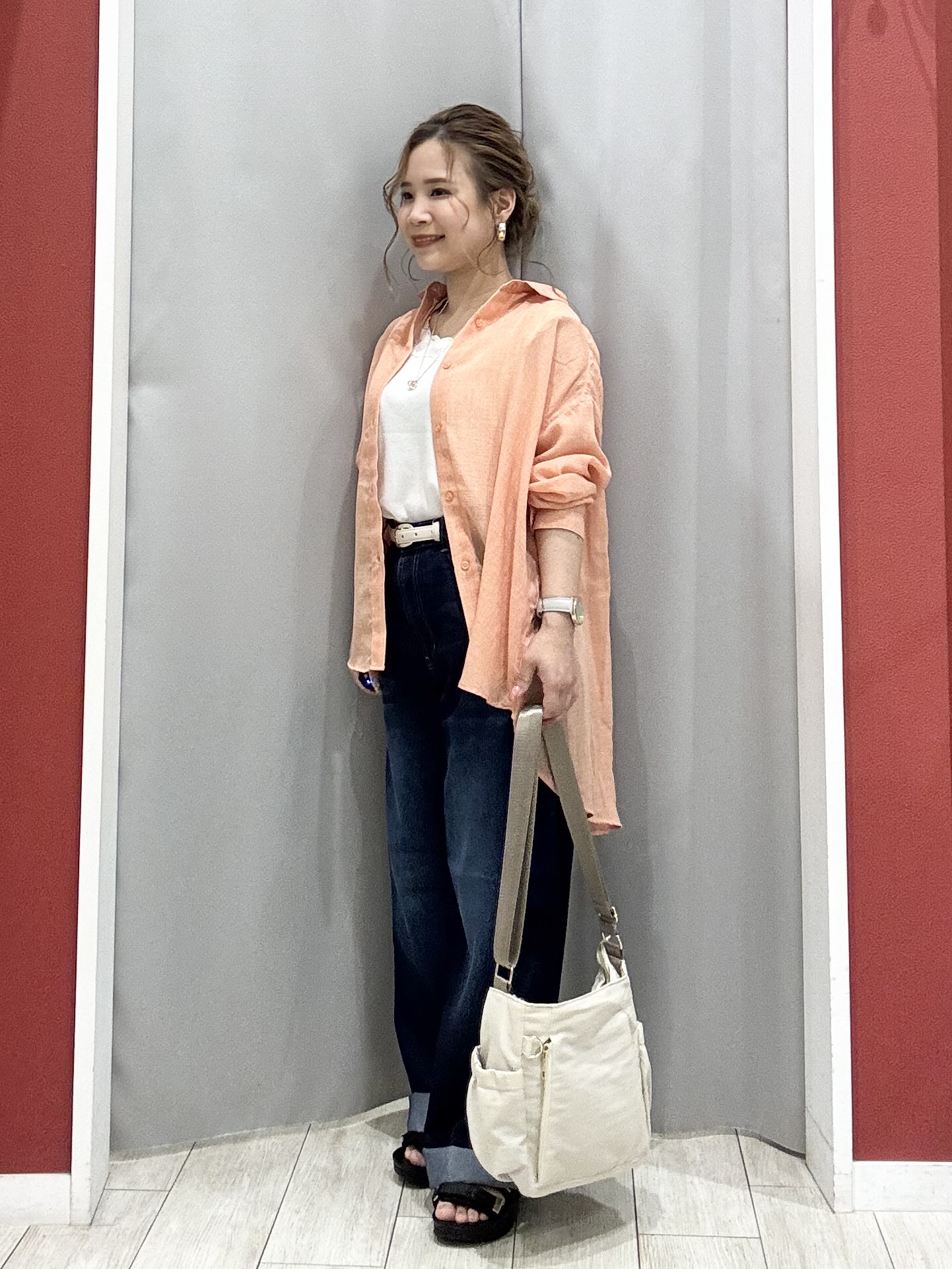 shioさんの「SHOO･LA･RUE｜【体型カバー】ふんわり質感 やわらかこなれシアーシャツ」を使ったコーディネート