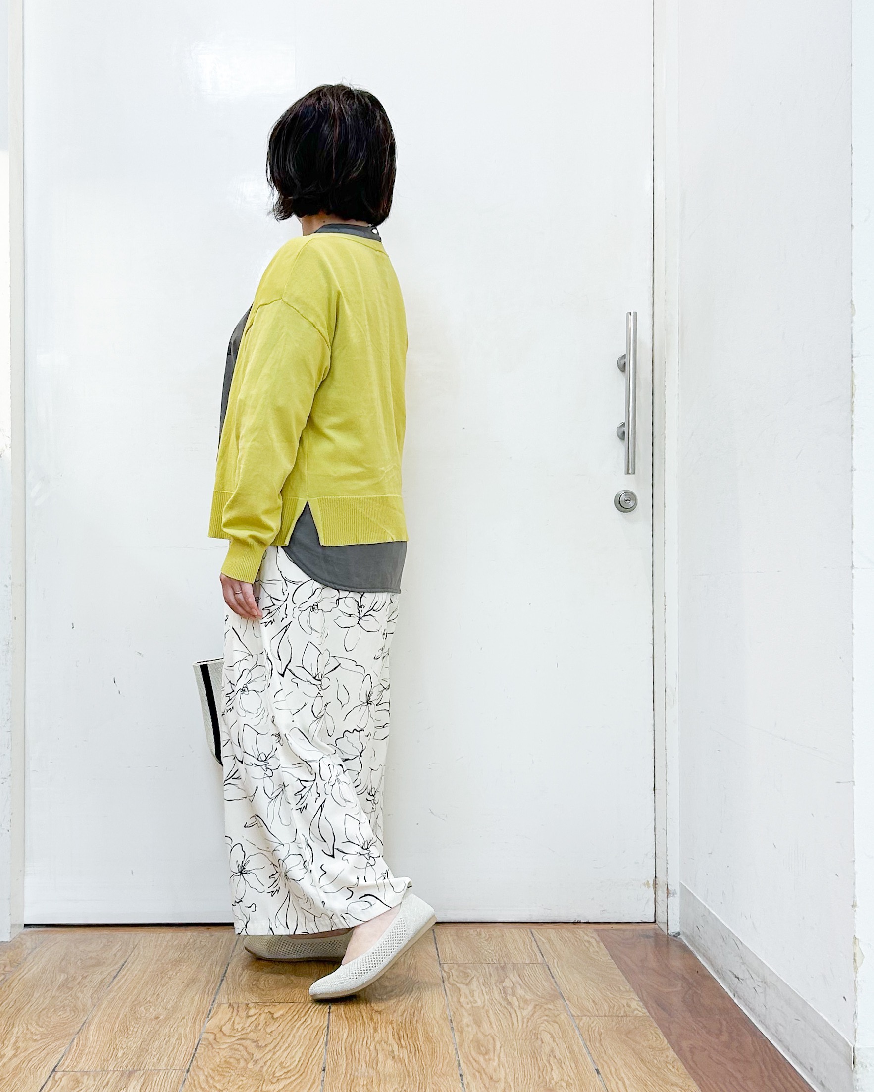 haruさんの「SHOO･LA･RUE｜【洗濯機可/ひんやり/UV】さらっとしたタッチが心地よい ショート丈 Vネックカーディガン」を使ったコーディネート