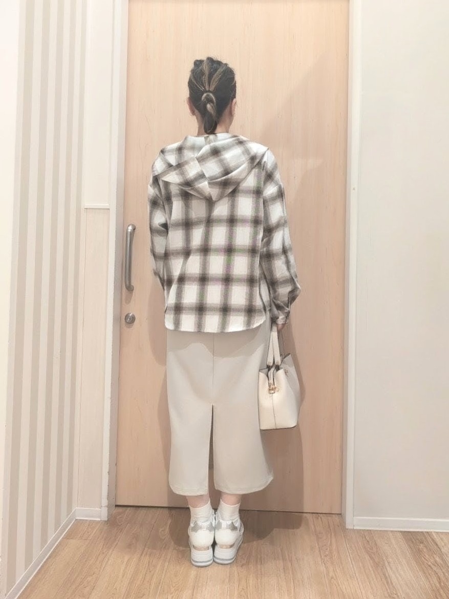 あさんの「SHOO･LA･RUE｜【洗濯機可】涼しげで軽やかな チェックシャツパーカ」を使ったコーディネート