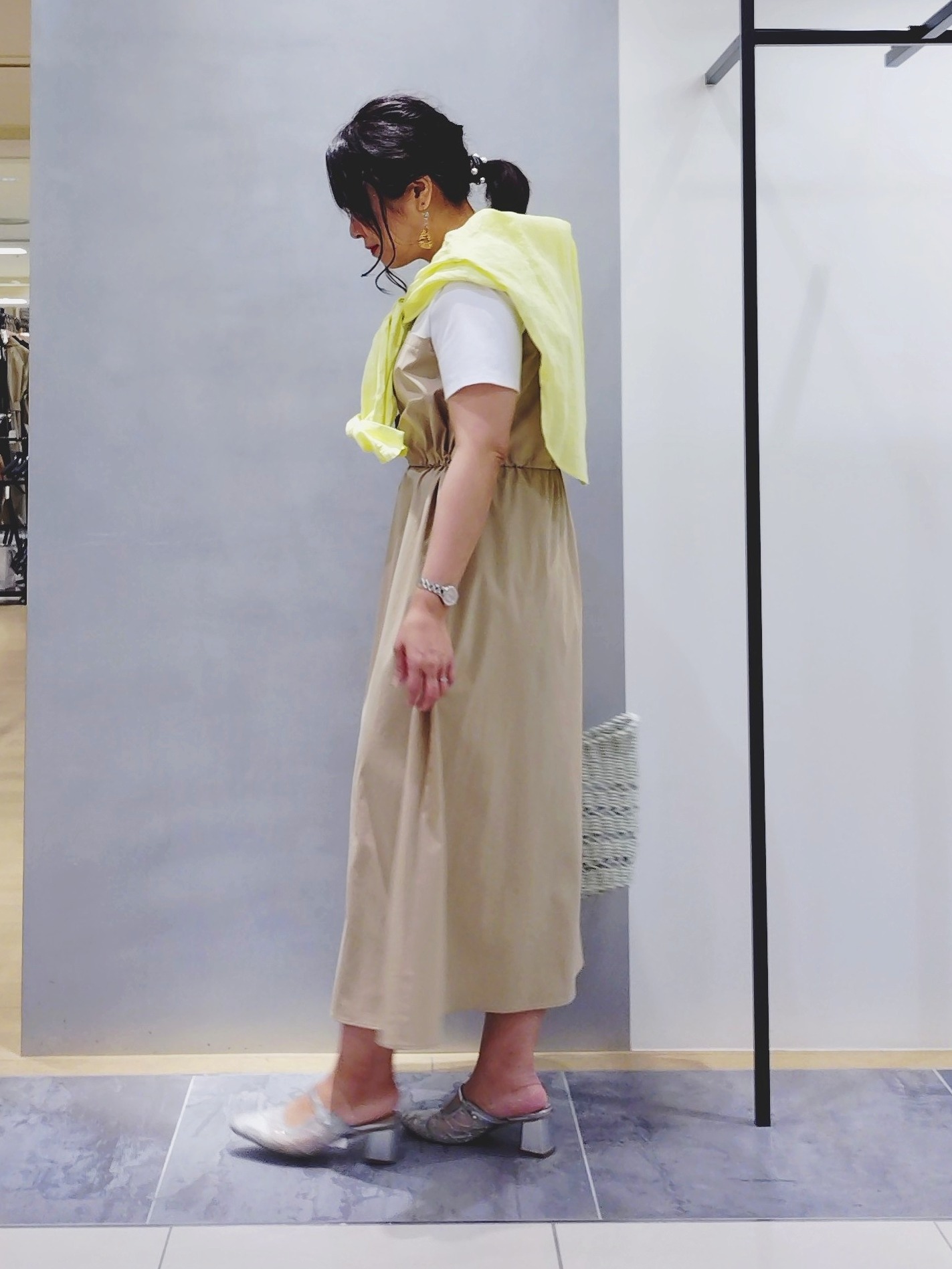 TOMOMIさんの「INDIVI｜【洗える／1枚でキマる／ドロスト付】ビスチェ風ドッキングTワンピース」を使ったコーディネート