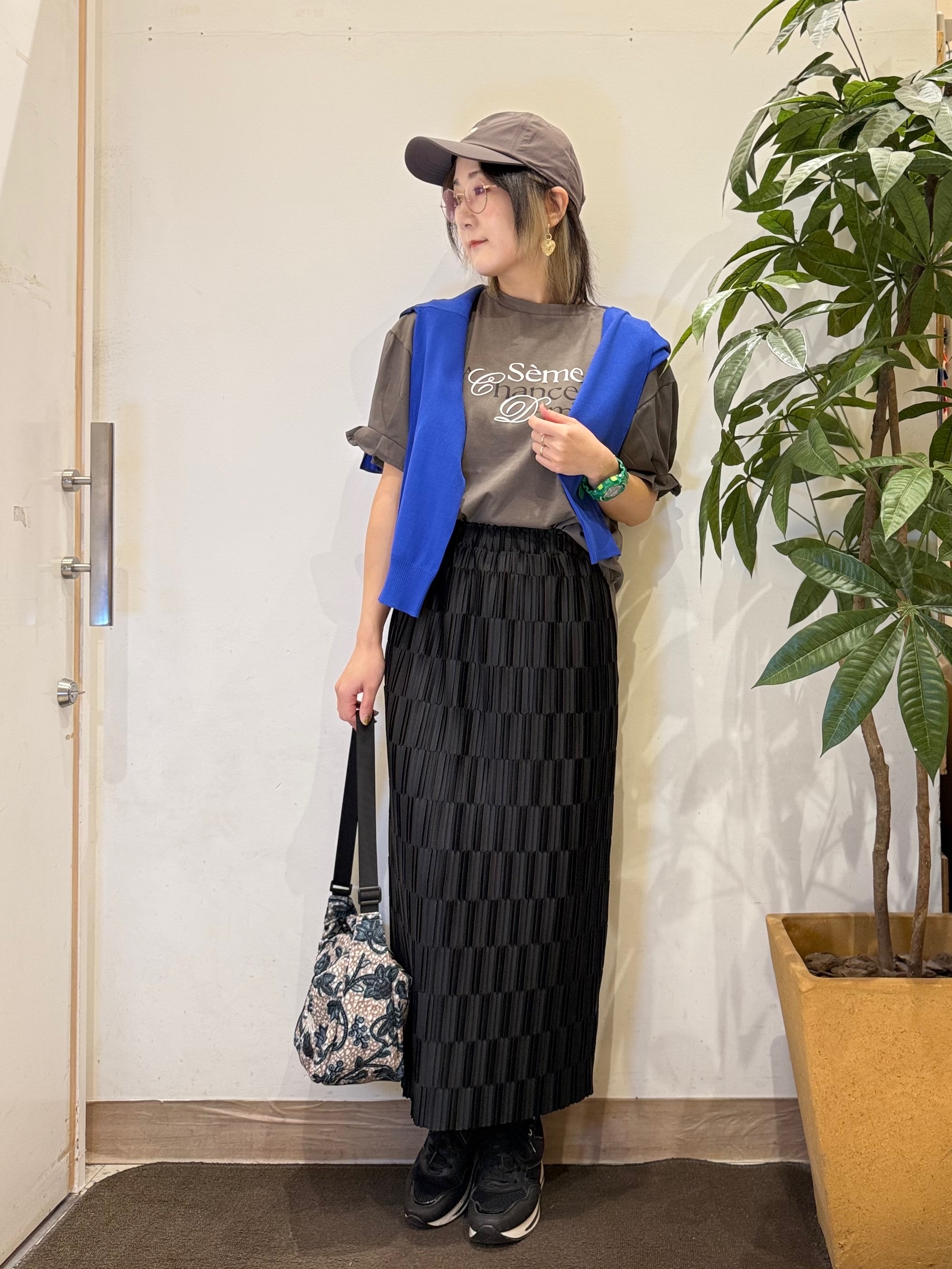misakiさんの「SHOO･LA･RUE｜【洗濯機可/ひんやり/UV】さらっとしたタッチが心地よい ショート丈 Vネックカーディガン」を使ったコーディネート
