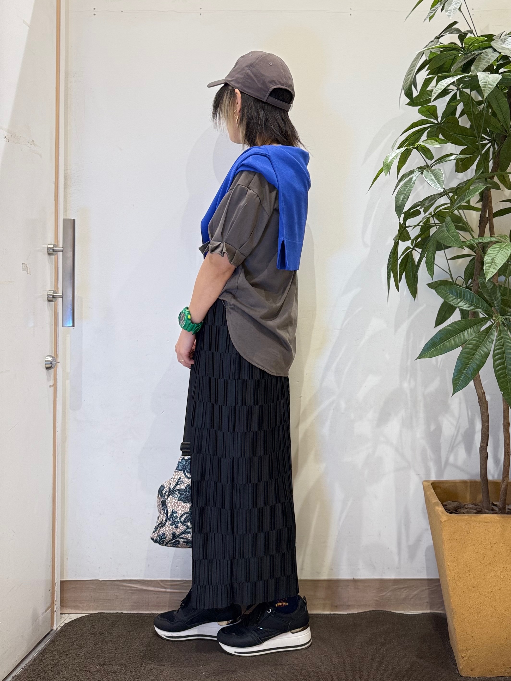 misakiさんの「SHOO･LA･RUE｜【洗濯機可/ひんやり/UV】さらっとしたタッチが心地よい ショート丈 Vネックカーディガン」を使ったコーディネート