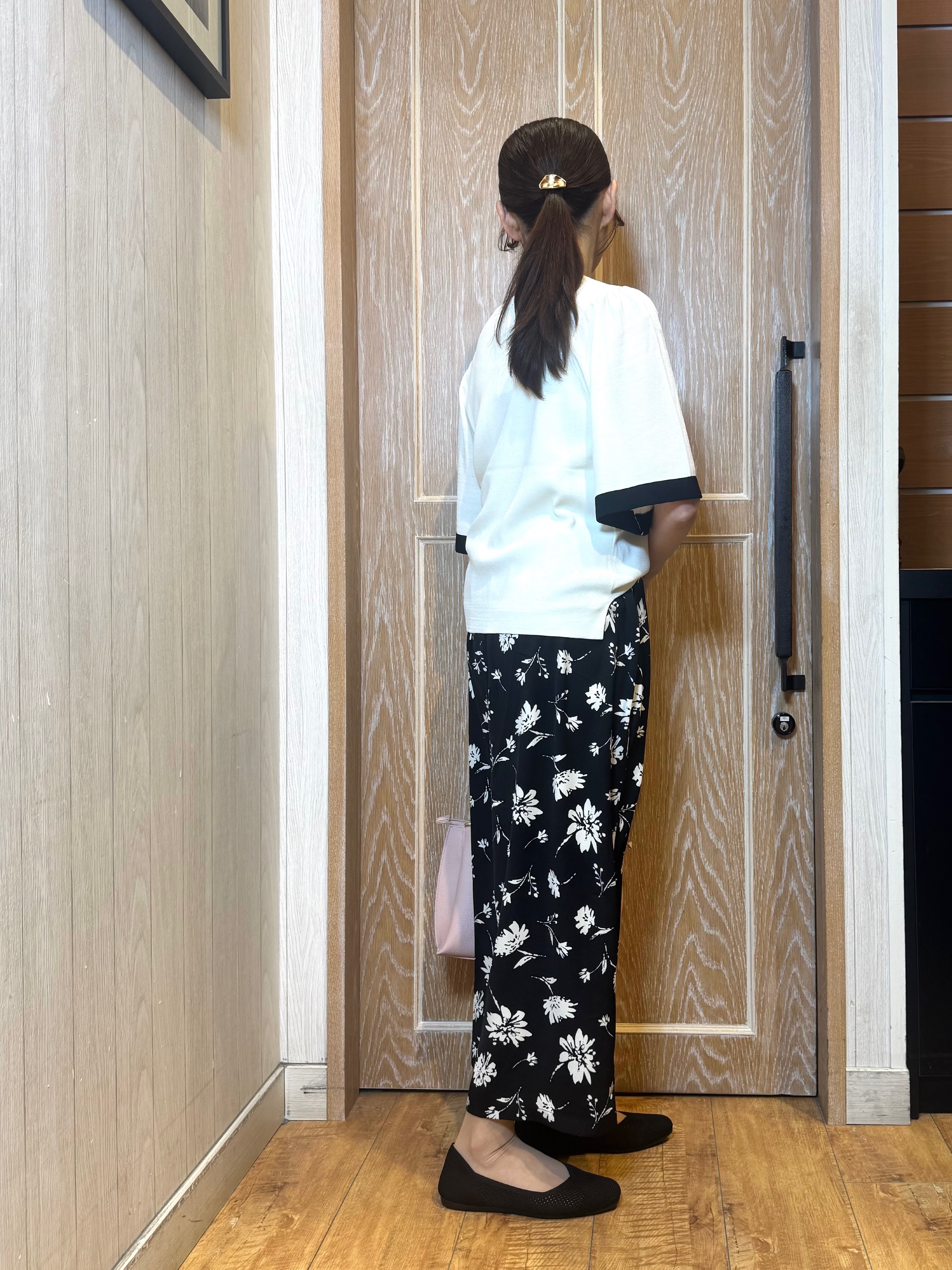 KAORIさんの「SHOO･LA･RUE｜【毎日洗える/ひんやり/UV/S-LL】二の腕かくせる フレアスリーブひらり5分袖ニット」を使ったコーディネート
