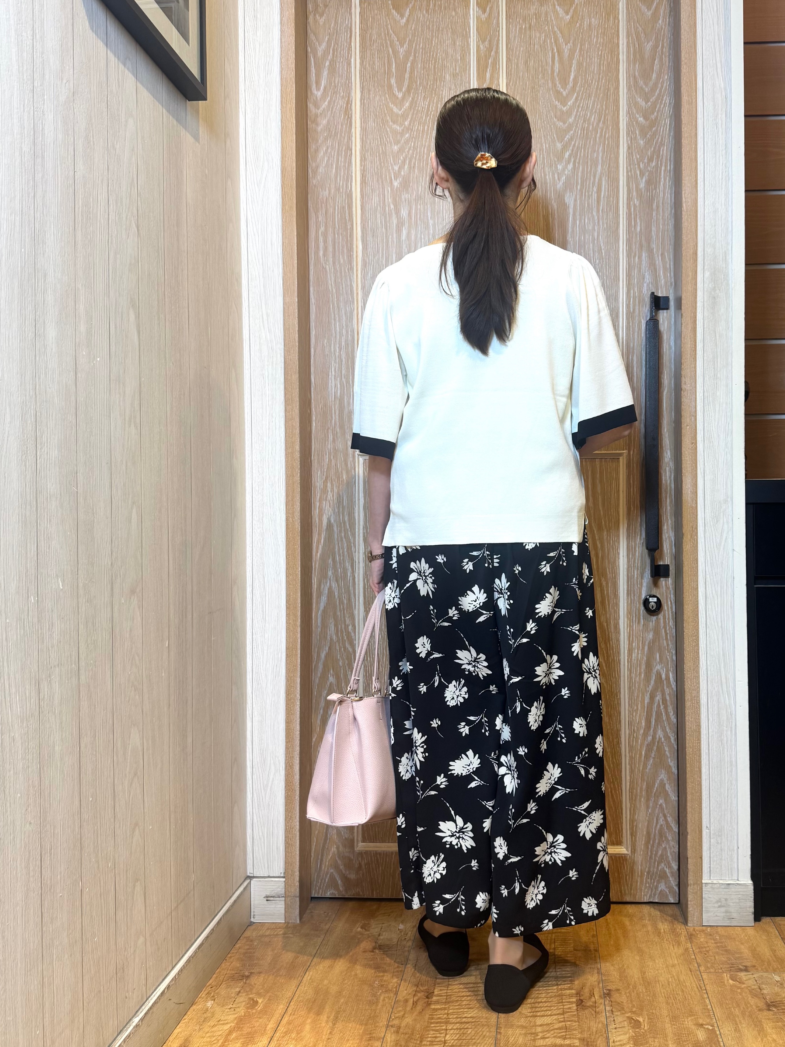 KAORIさんの「SHOO･LA･RUE｜【毎日洗える/ひんやり/UV/S-LL】二の腕かくせる フレアスリーブひらり5分袖ニット」を使ったコーディネート