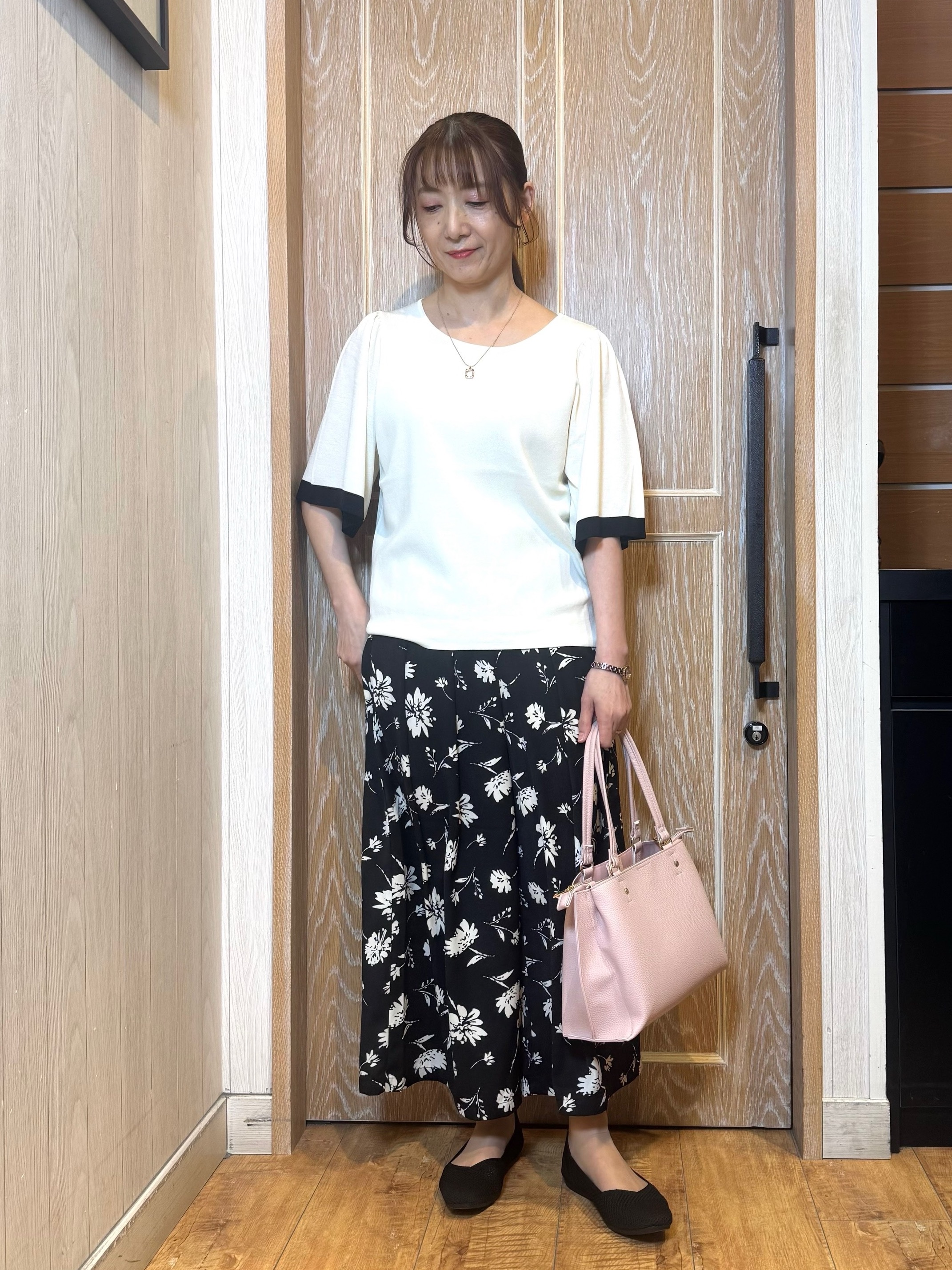 KAORIさんの「SHOO･LA･RUE｜【毎日洗える/ひんやり/UV/S-LL】二の腕かくせる フレアスリーブひらり5分袖ニット」を使ったコーディネート