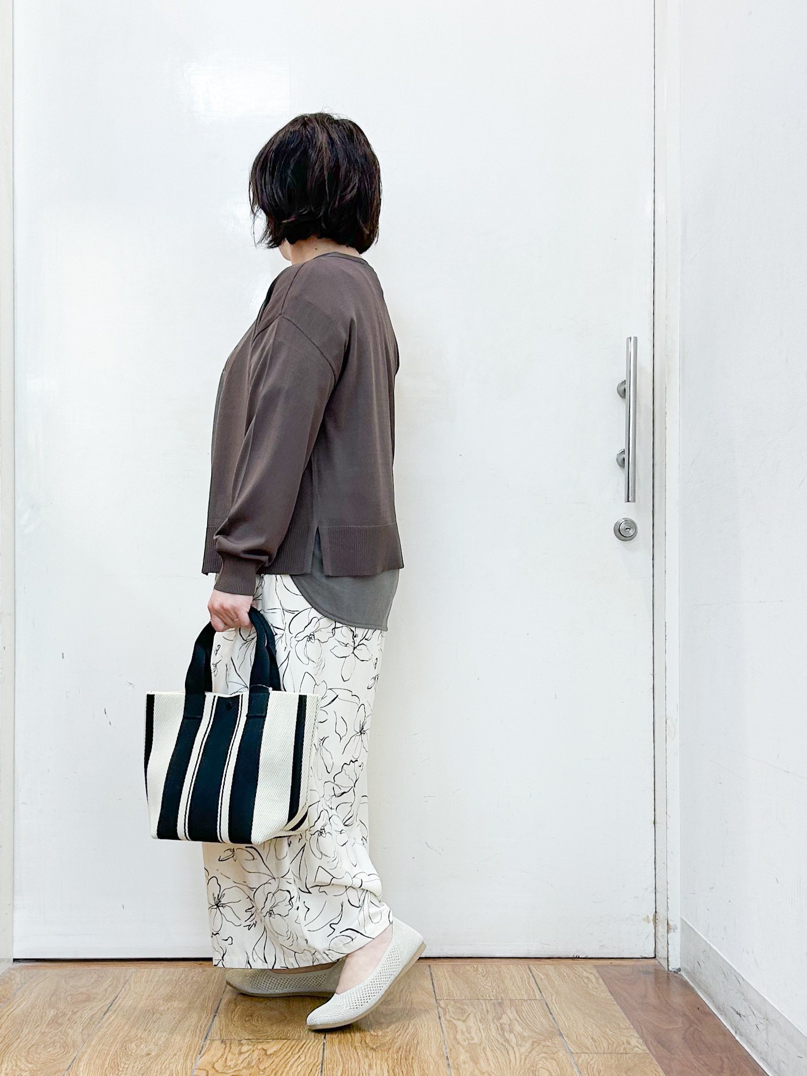 haruさんの「SHOO･LA･RUE｜【洗濯機可/ひんやり/UV】さらっとしたタッチが心地よい ショート丈 Vネックカーディガン」を使ったコーディネート
