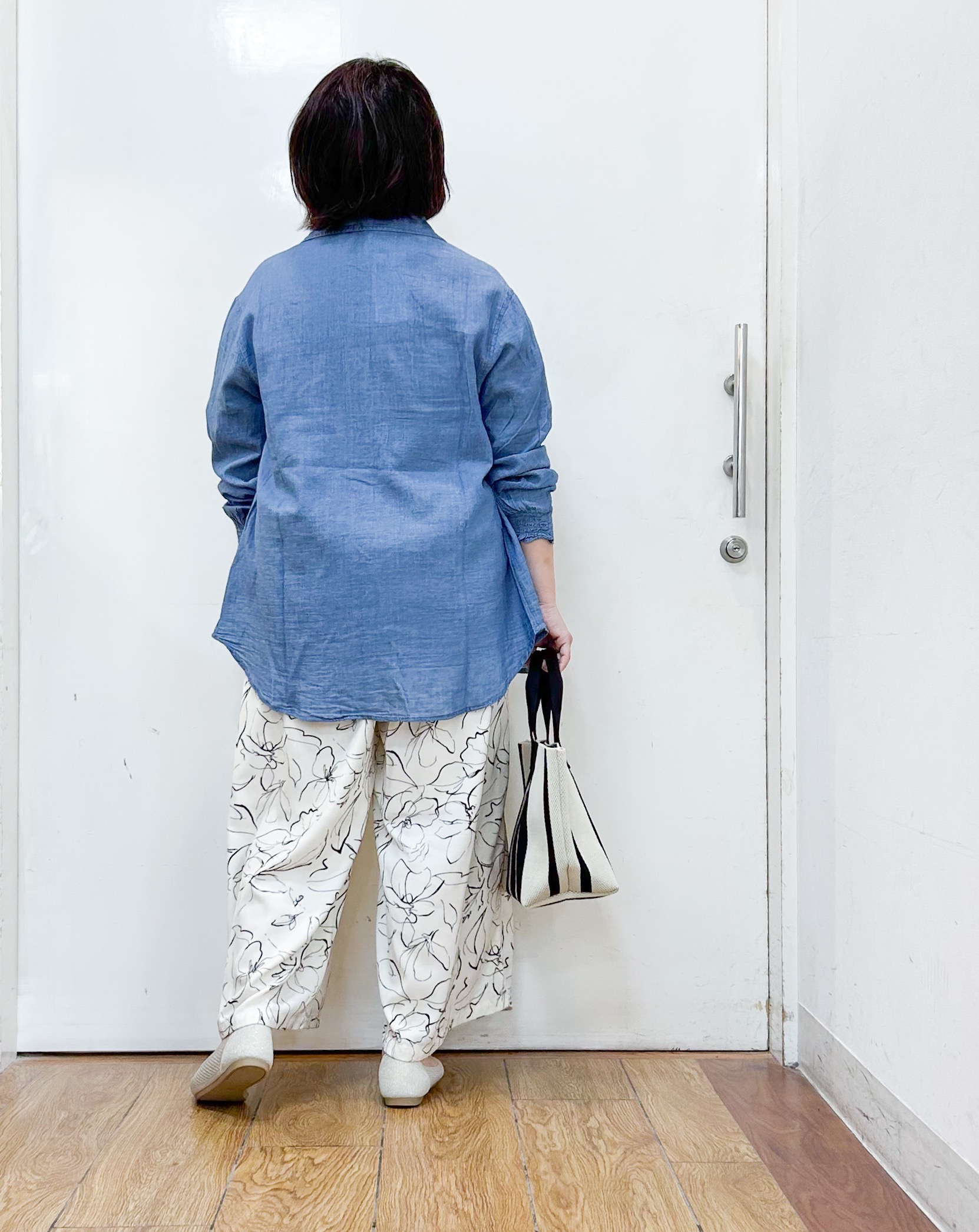 haruさんの「SHOO･LA･RUE｜【綿100%/UV/S-LL/体型カバー】優しく透ける 柔らかシアーデニムシャツ」を使ったコーディネート