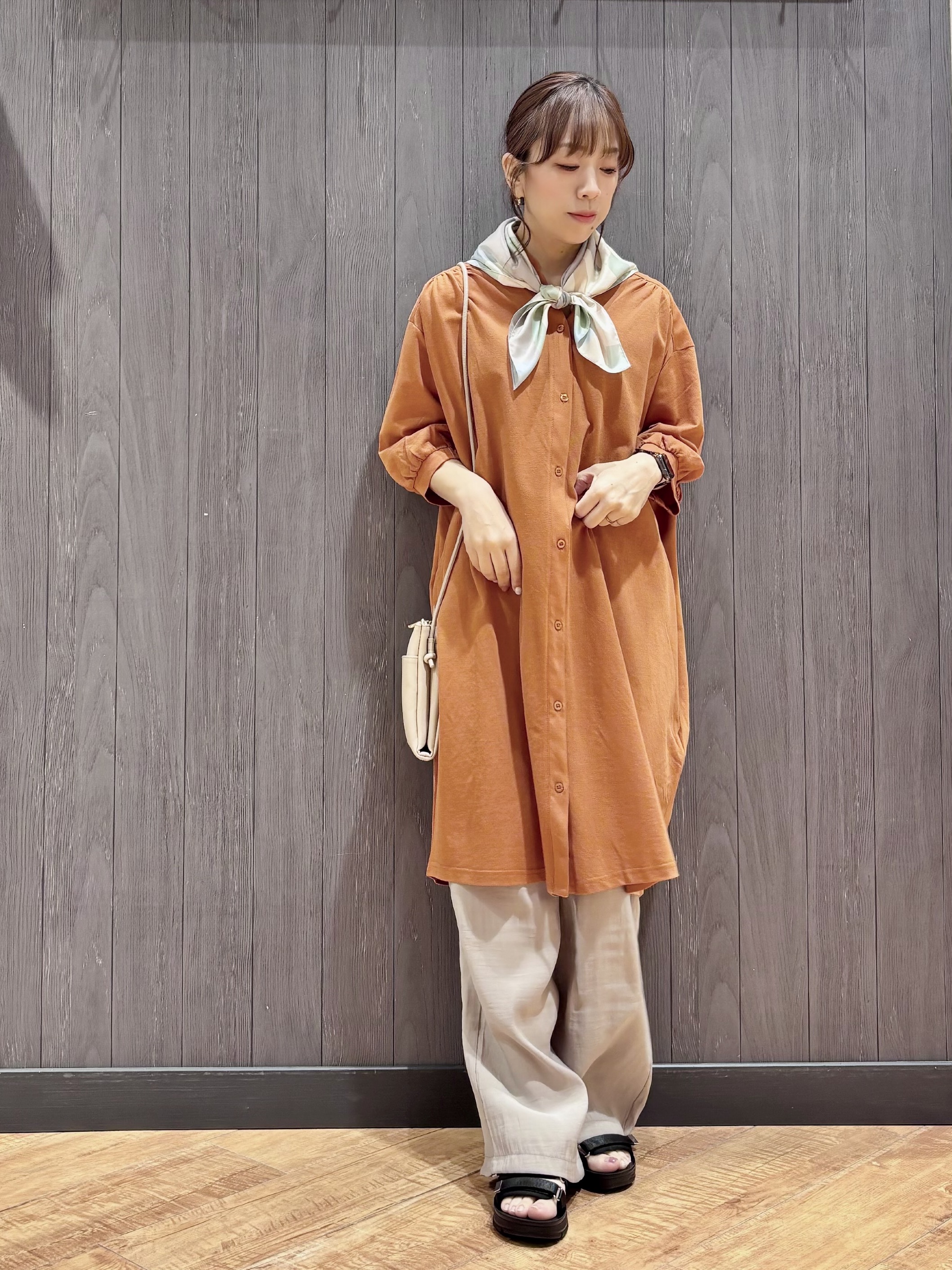 meiさんの「SHOO･LA･RUE｜【洗濯機可/S-LL】1枚でも羽織でも キーネックシャツワンピース」を使ったコーディネート