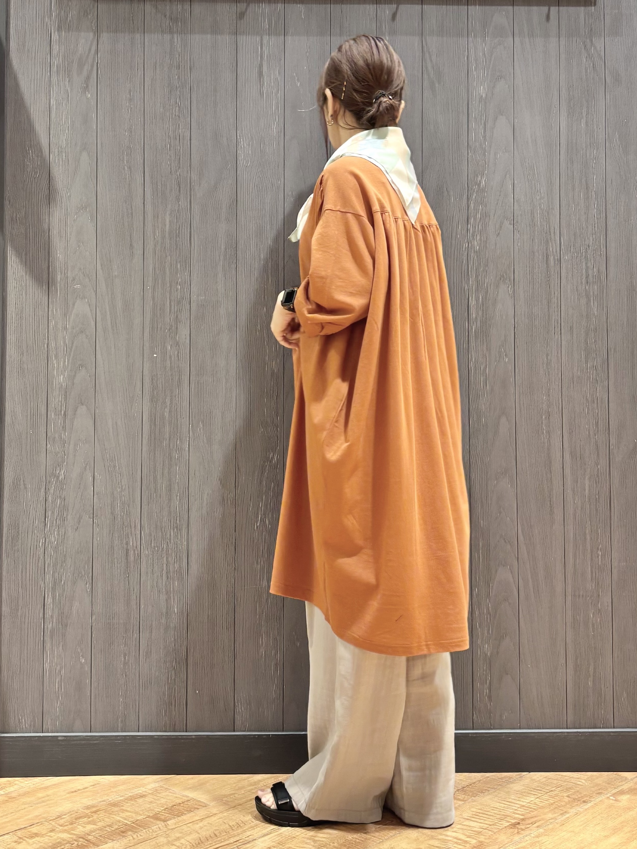 meiさんの「SHOO･LA･RUE｜【洗濯機可/S-LL】1枚でも羽織でも キーネックシャツワンピース」を使ったコーディネート
