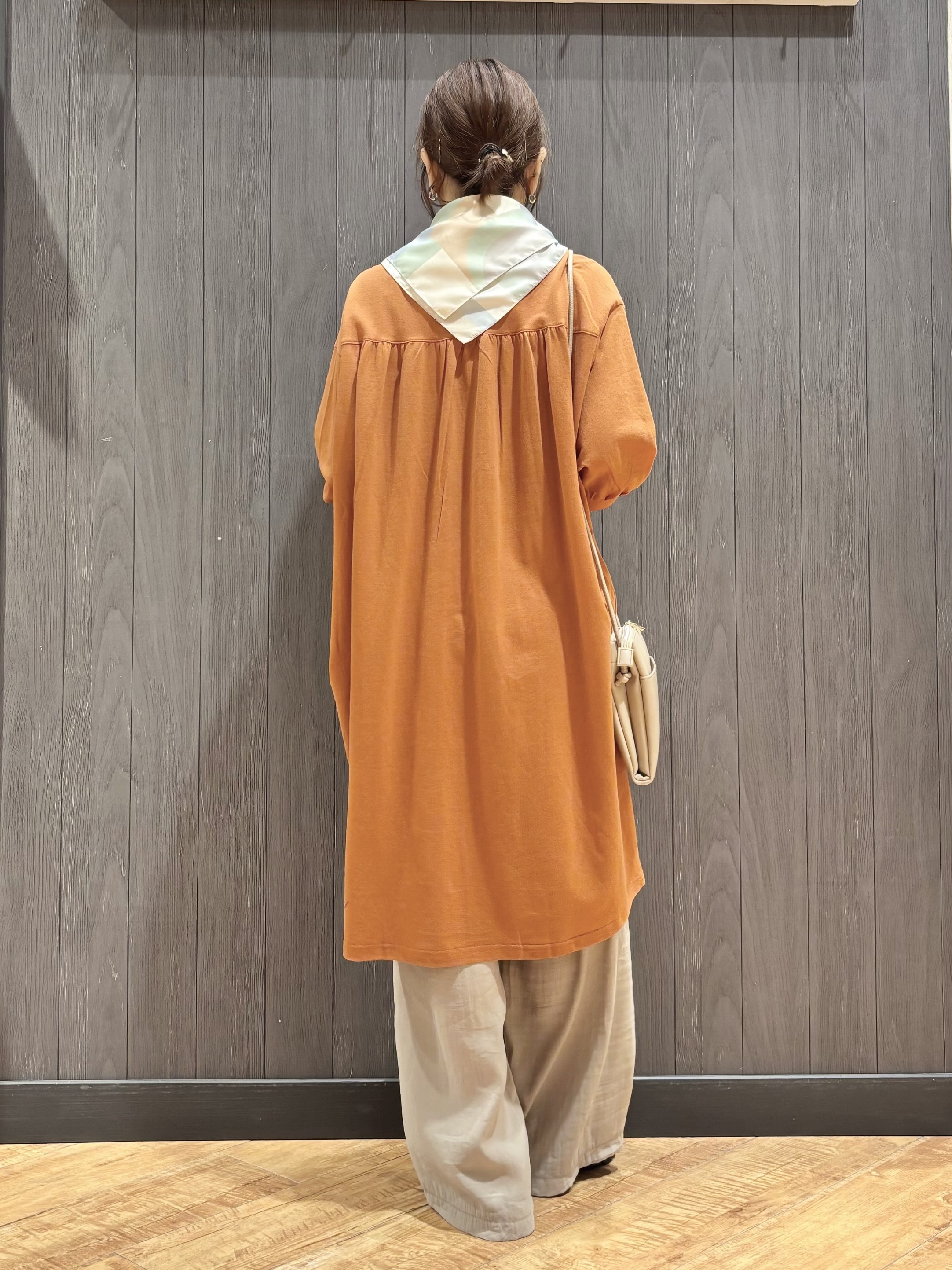 meiさんの「SHOO･LA･RUE｜【洗濯機可/S-LL】1枚でも羽織でも キーネックシャツワンピース」を使ったコーディネート