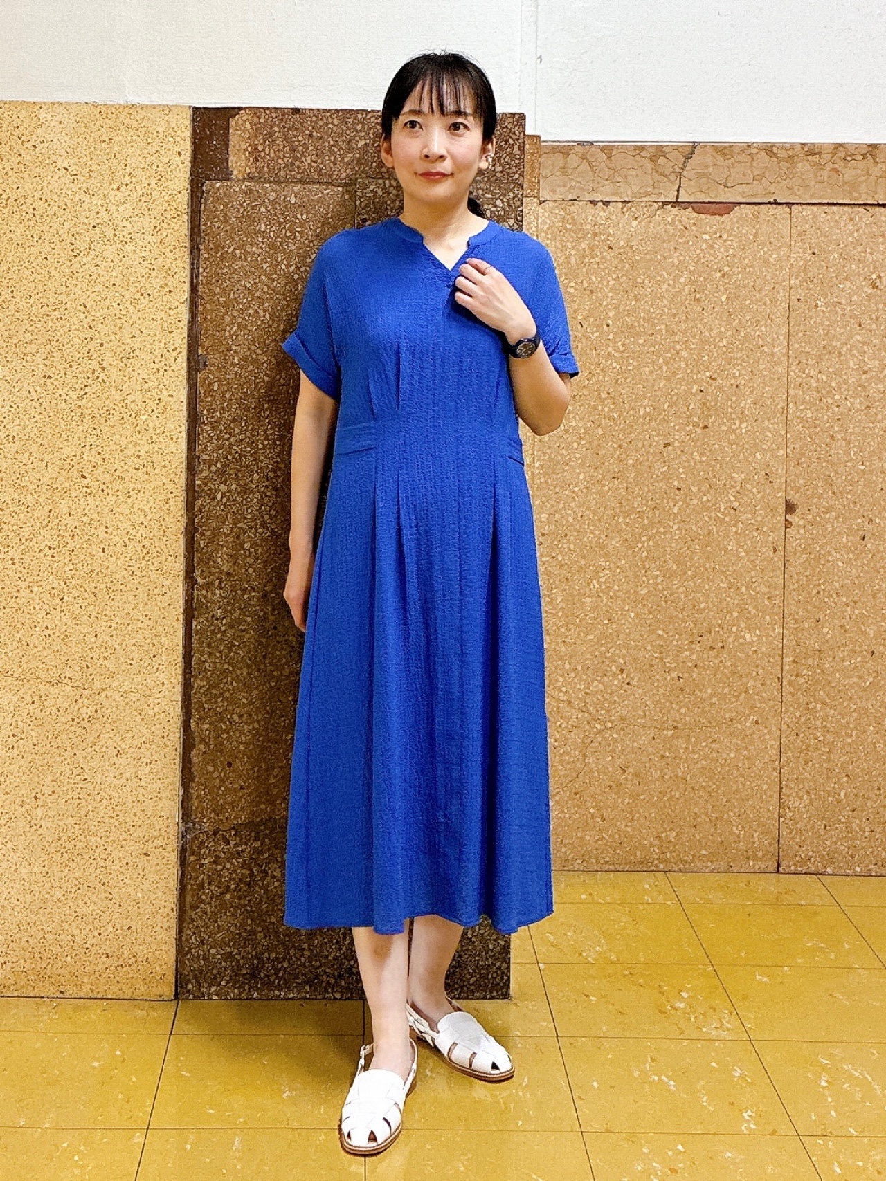 hattoriさんの「INDIVI｜【洗える】無地＆チェーン柄 シャーリングサッカーワンピース」を使ったコーディネート