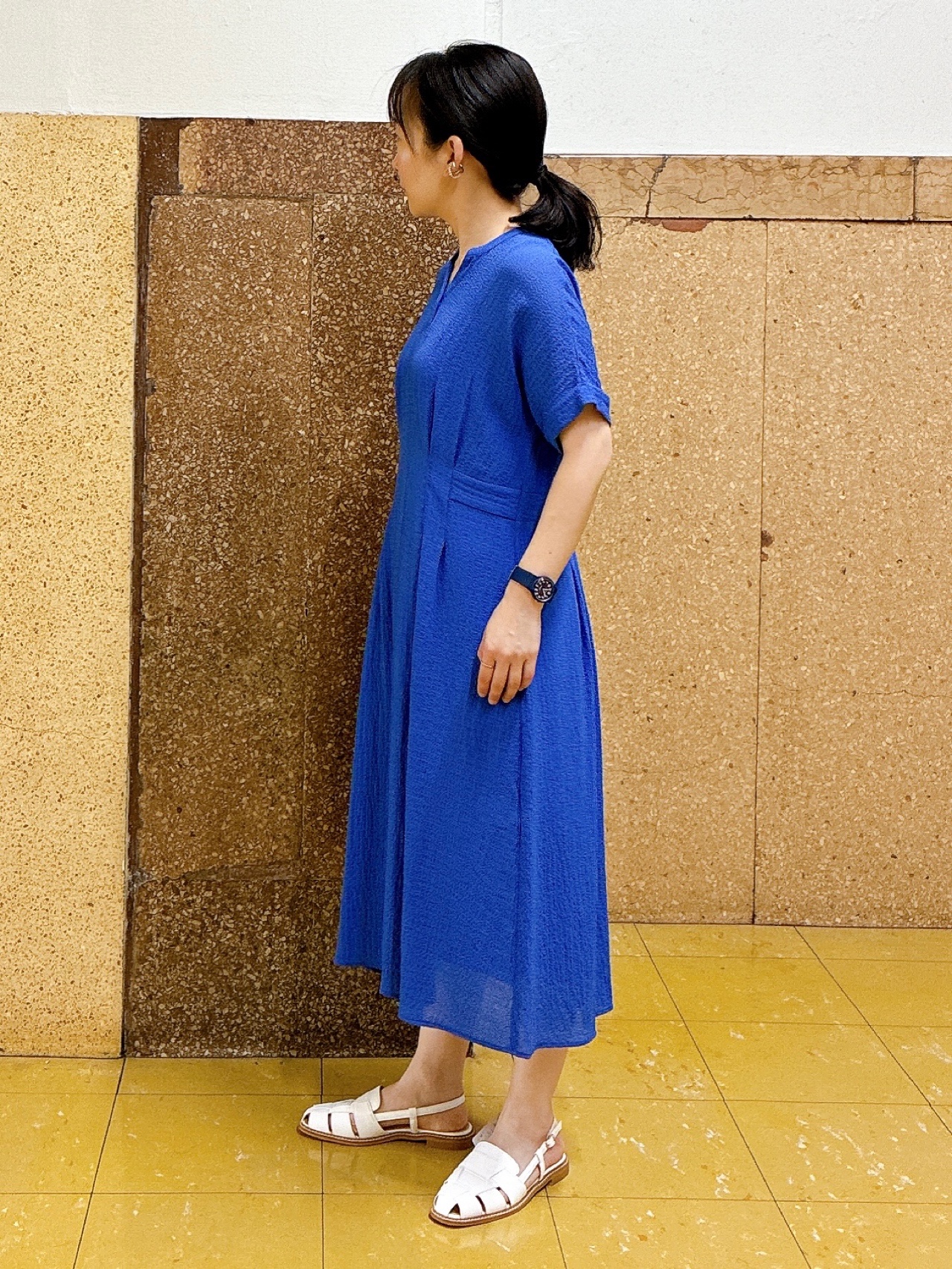 hattoriさんの「INDIVI｜【洗える】無地＆チェーン柄 シャーリングサッカーワンピース」を使ったコーディネート
