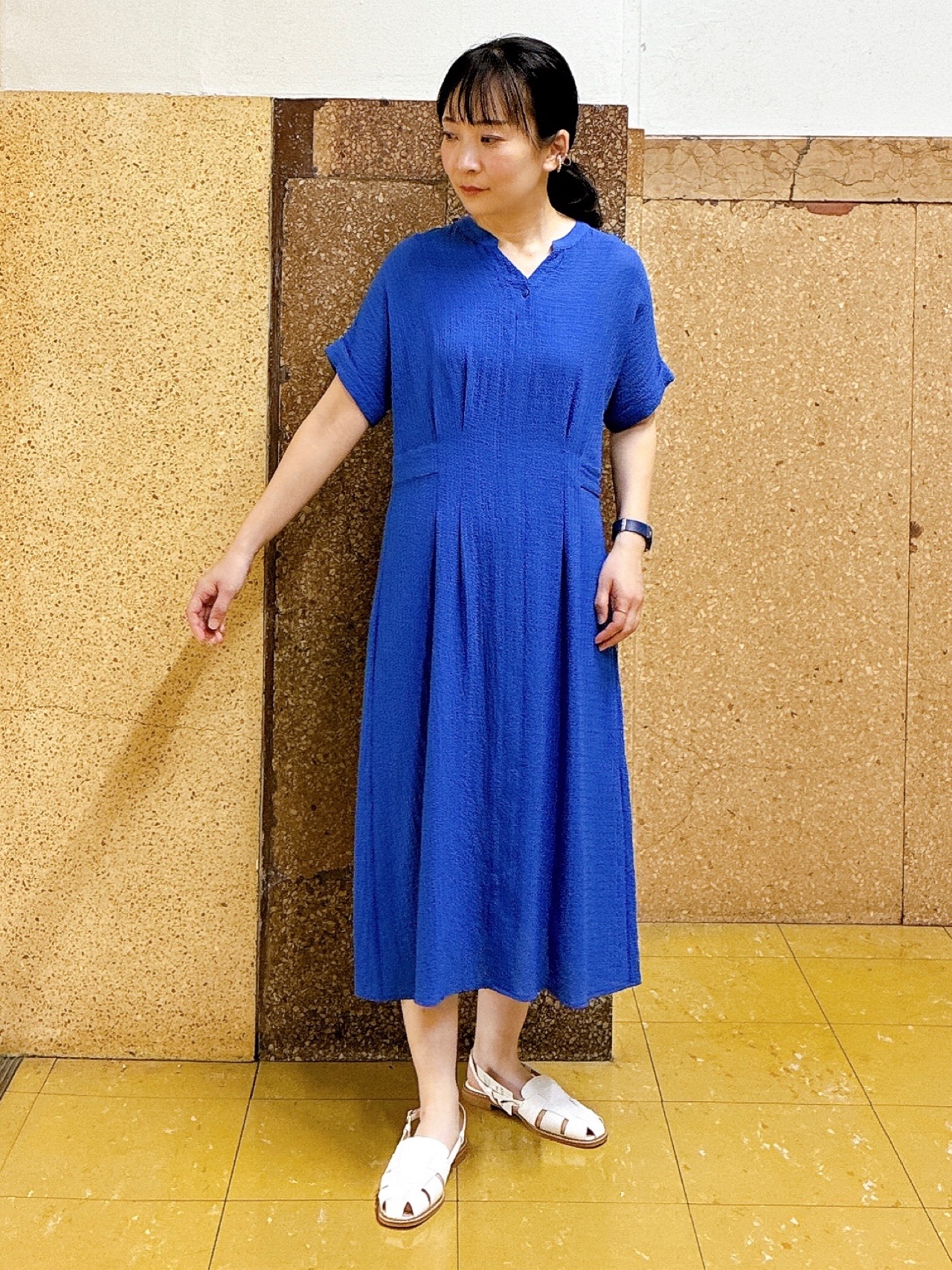 hattoriさんの「INDIVI｜【洗える】無地＆チェーン柄 シャーリングサッカーワンピース」を使ったコーディネート