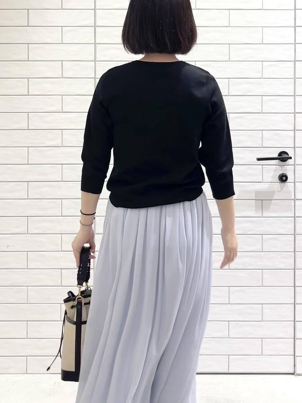 しおりさんの「OPAQUE.CLIP｜フリルヘンリーネックニット【洗濯機OK／抗ピル】」を使ったコーディネート