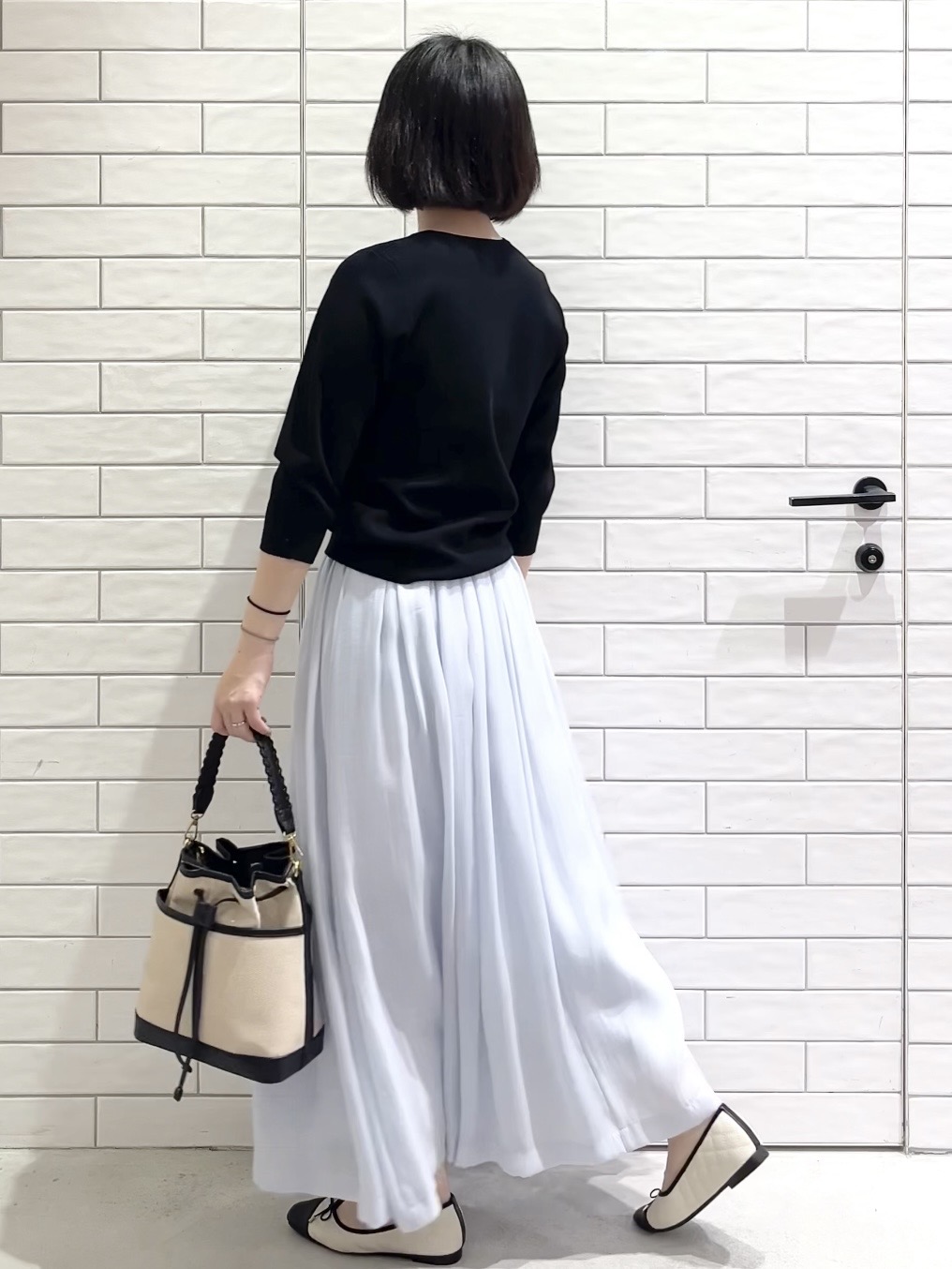 しおりさんの「OPAQUE.CLIP｜フリルヘンリーネックニット【洗濯機OK／抗ピル】」を使ったコーディネート