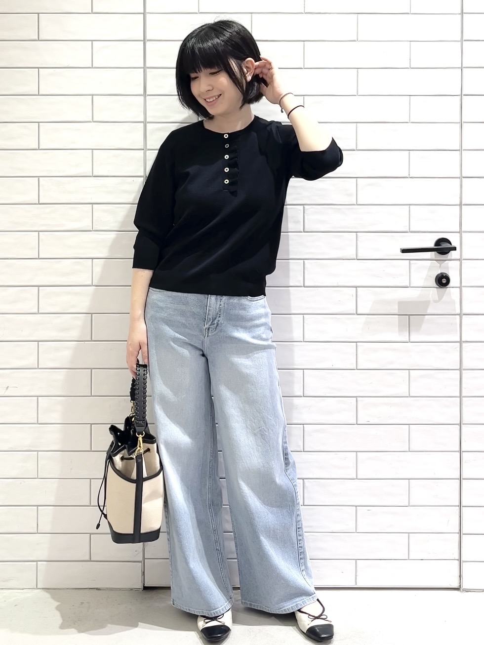 しおりさんの「OPAQUE.CLIP｜フリルヘンリーネックニット【洗濯機OK／抗ピル】」を使ったコーディネート