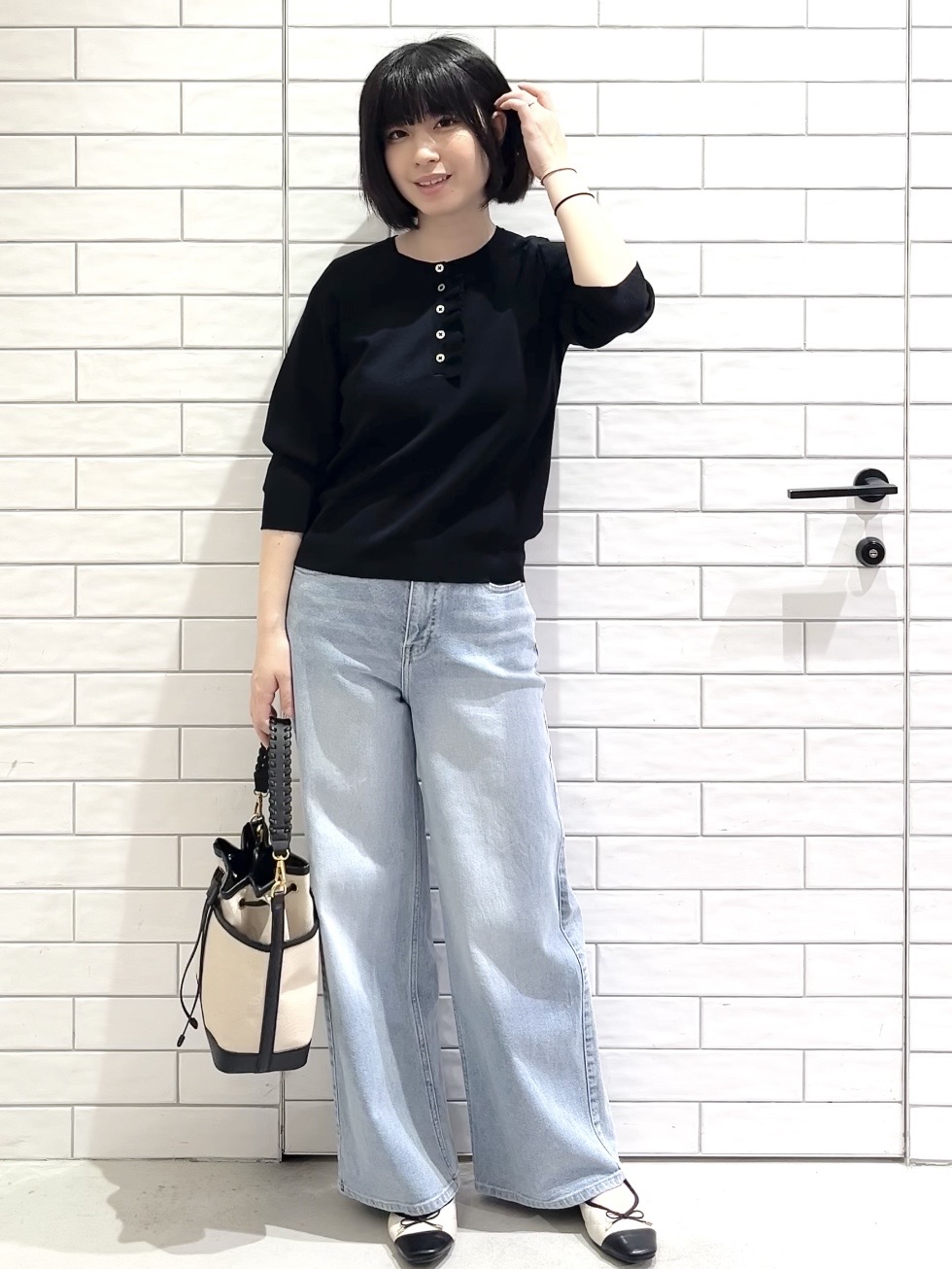 しおりさんの「OPAQUE.CLIP｜フリルヘンリーネックニット【洗濯機OK／抗ピル】」を使ったコーディネート