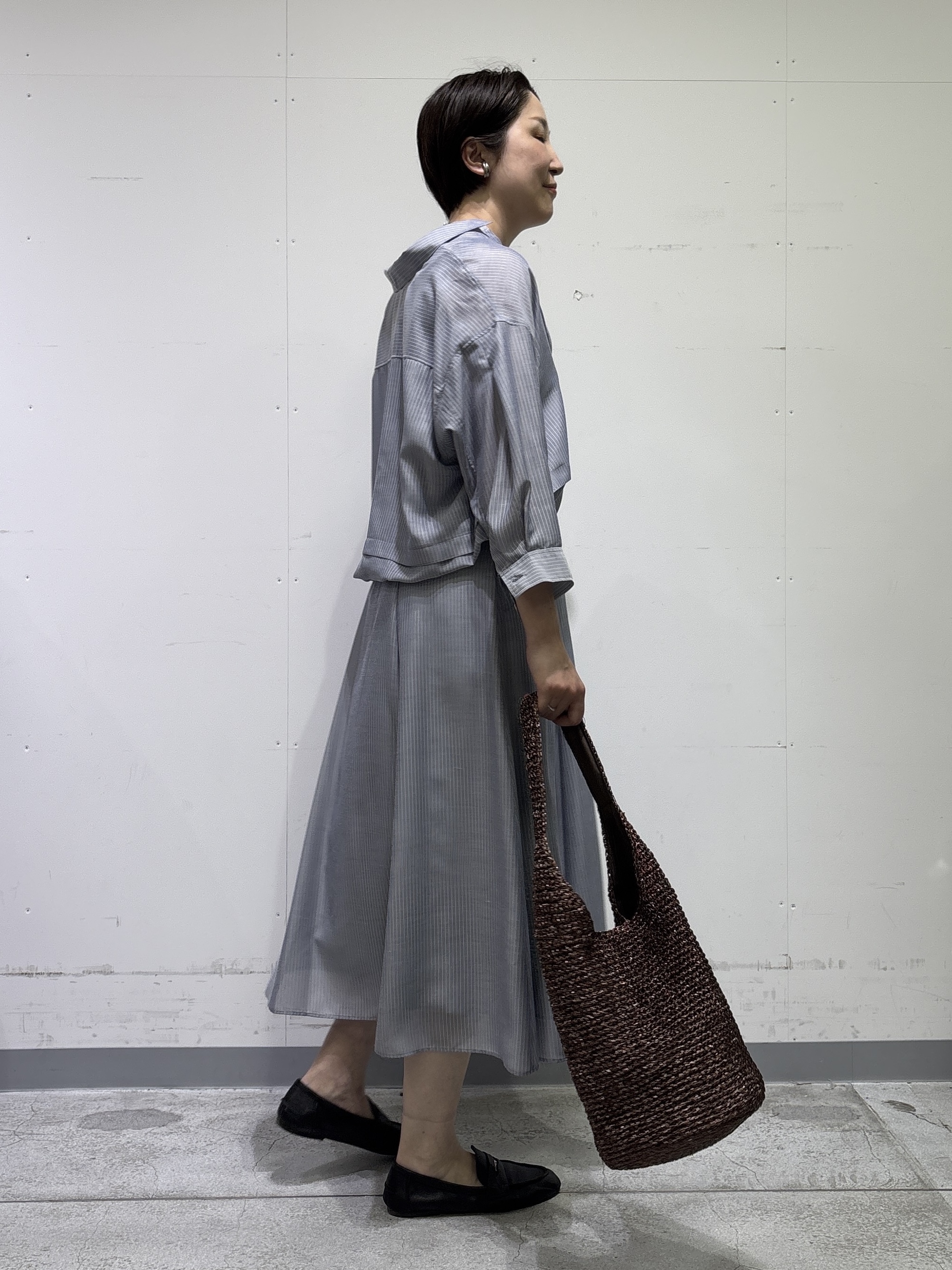 yuriさんの「INDIVI｜【接触冷感／洗える／2WAY】ドロスト付 シアーシャンブレーシャツ」を使ったコーディネート