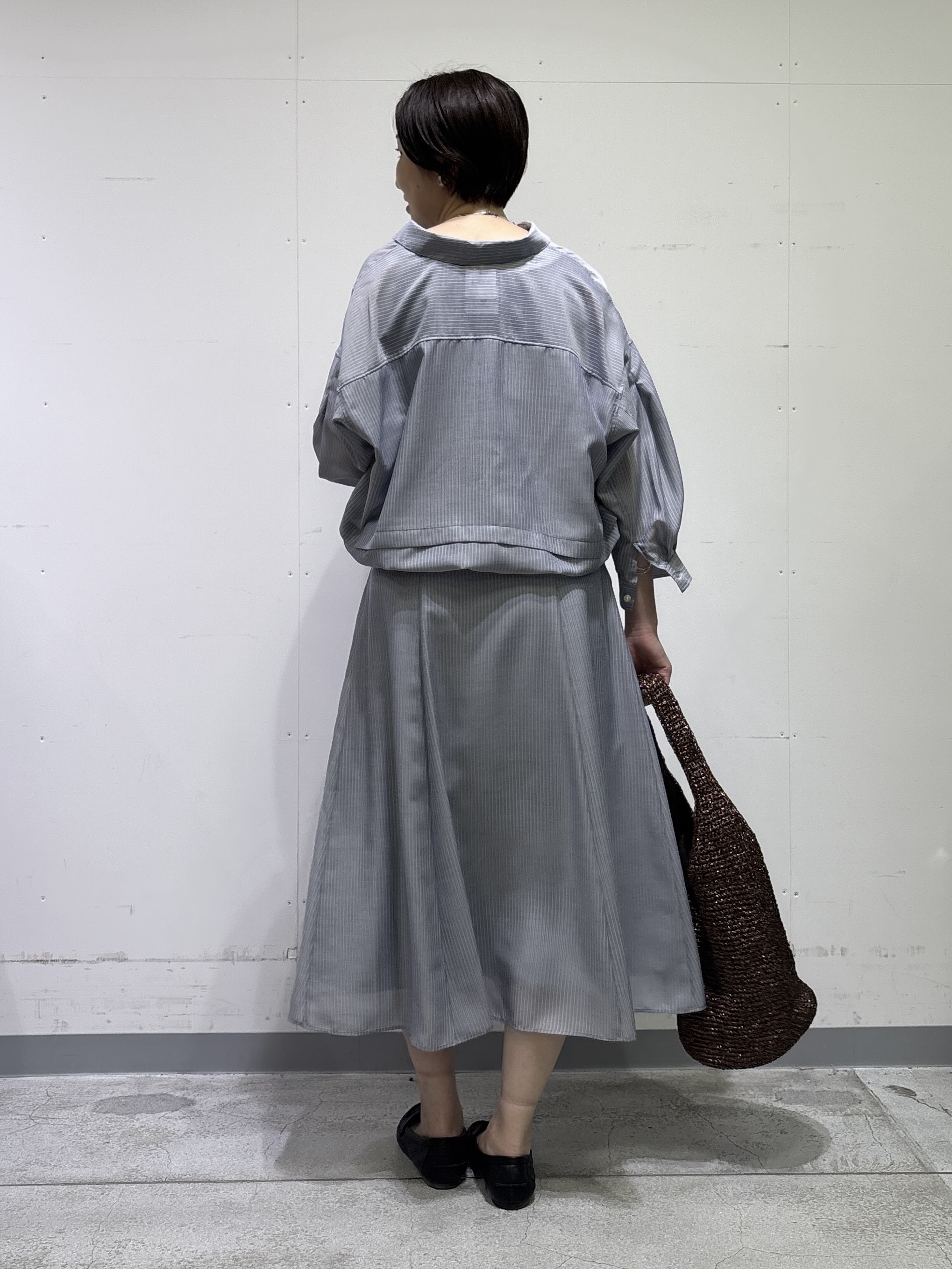 yuriさんの「INDIVI｜【接触冷感／洗える／2WAY】ドロスト付 シアーシャンブレーシャツ」を使ったコーディネート