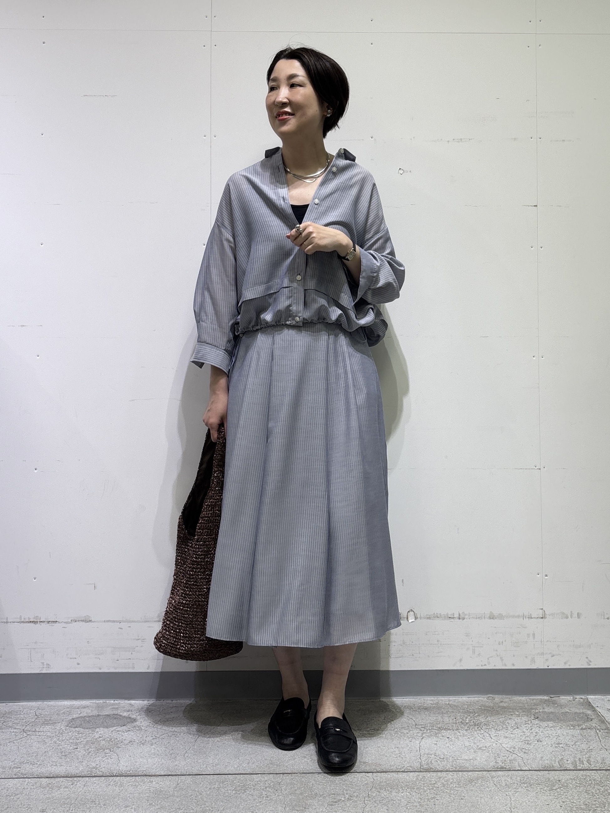 yuriさんの「INDIVI｜【接触冷感／洗える／2WAY】ドロスト付 シアーシャンブレーシャツ」を使ったコーディネート