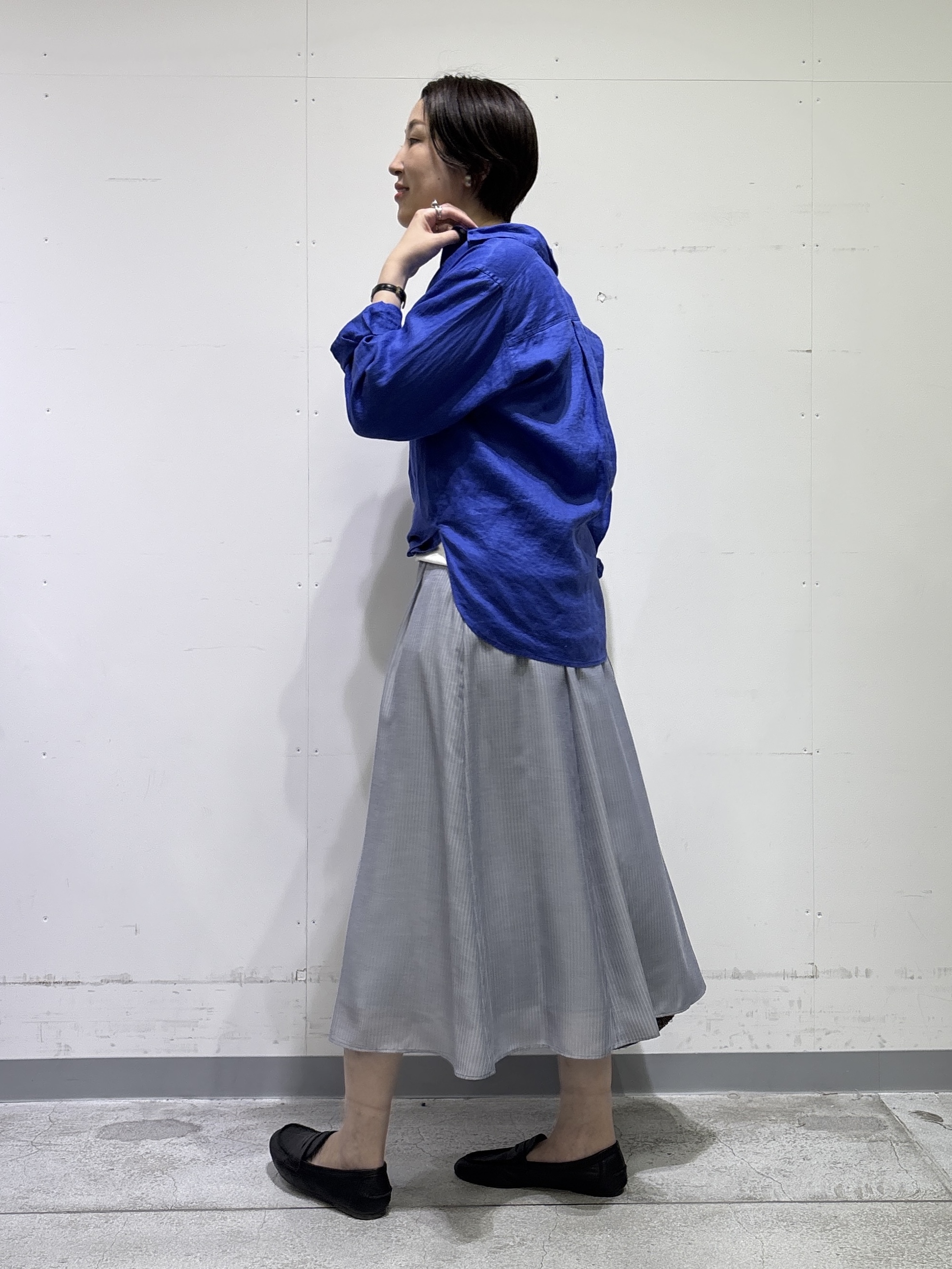 yuriさんの「INDIVI｜【接触冷感／洗える／SETUP可能】シアーシャンブレータックフレアスカート」を使ったコーディネート