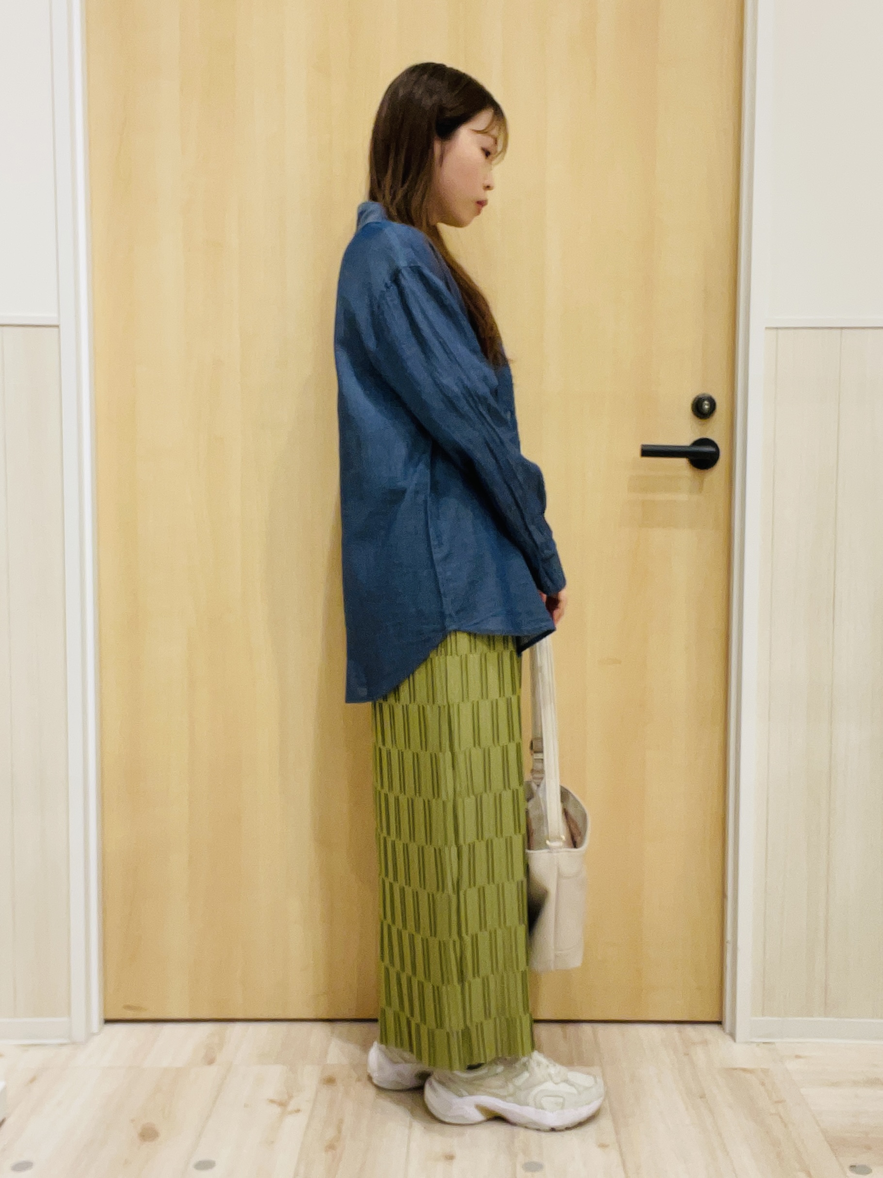 minamiさんの「SHOO･LA･RUE｜【綿100%/UV/S-LL/体型カバー】優しく透ける 柔らかシアーデニムシャツ」を使ったコーディネート
