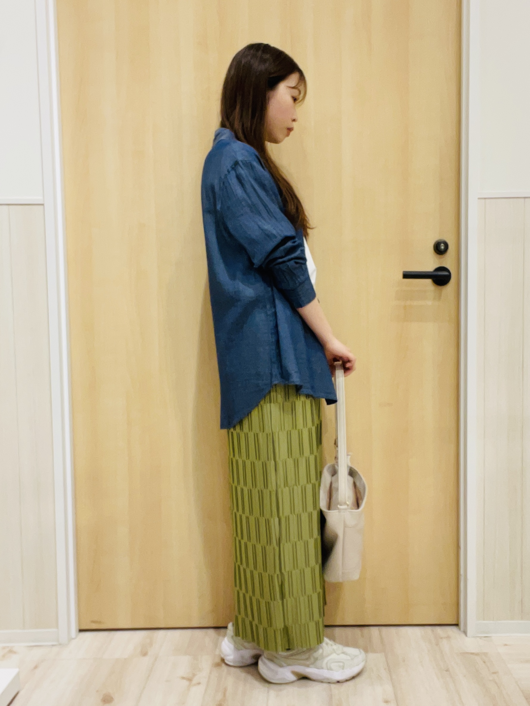minamiさんの「SHOO･LA･RUE｜【綿100%/UV/S-LL/体型カバー】優しく透ける 柔らかシアーデニムシャツ」を使ったコーディネート