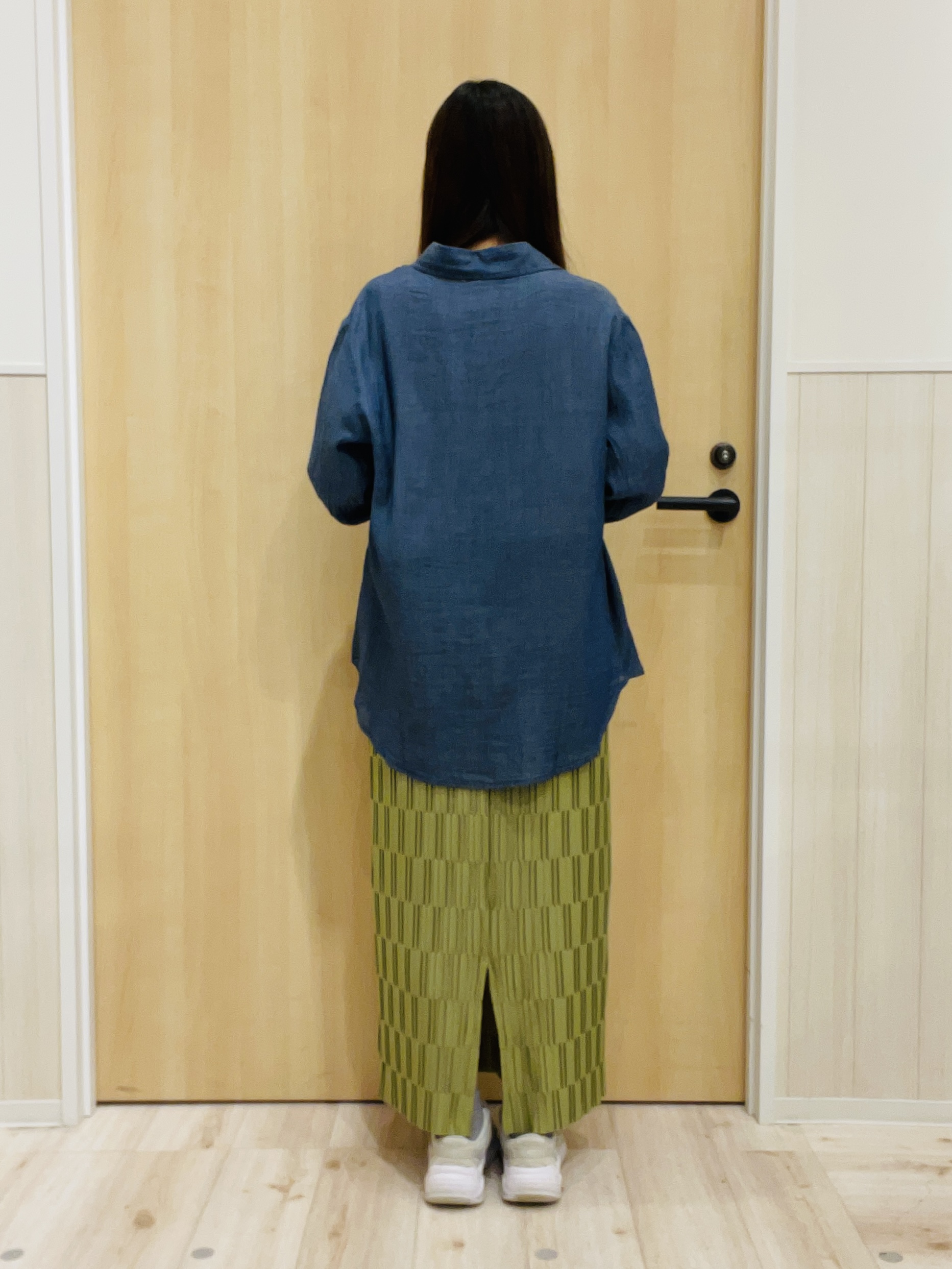 minamiさんの「SHOO･LA･RUE｜【綿100%/UV/S-LL/体型カバー】優しく透ける 柔らかシアーデニムシャツ」を使ったコーディネート