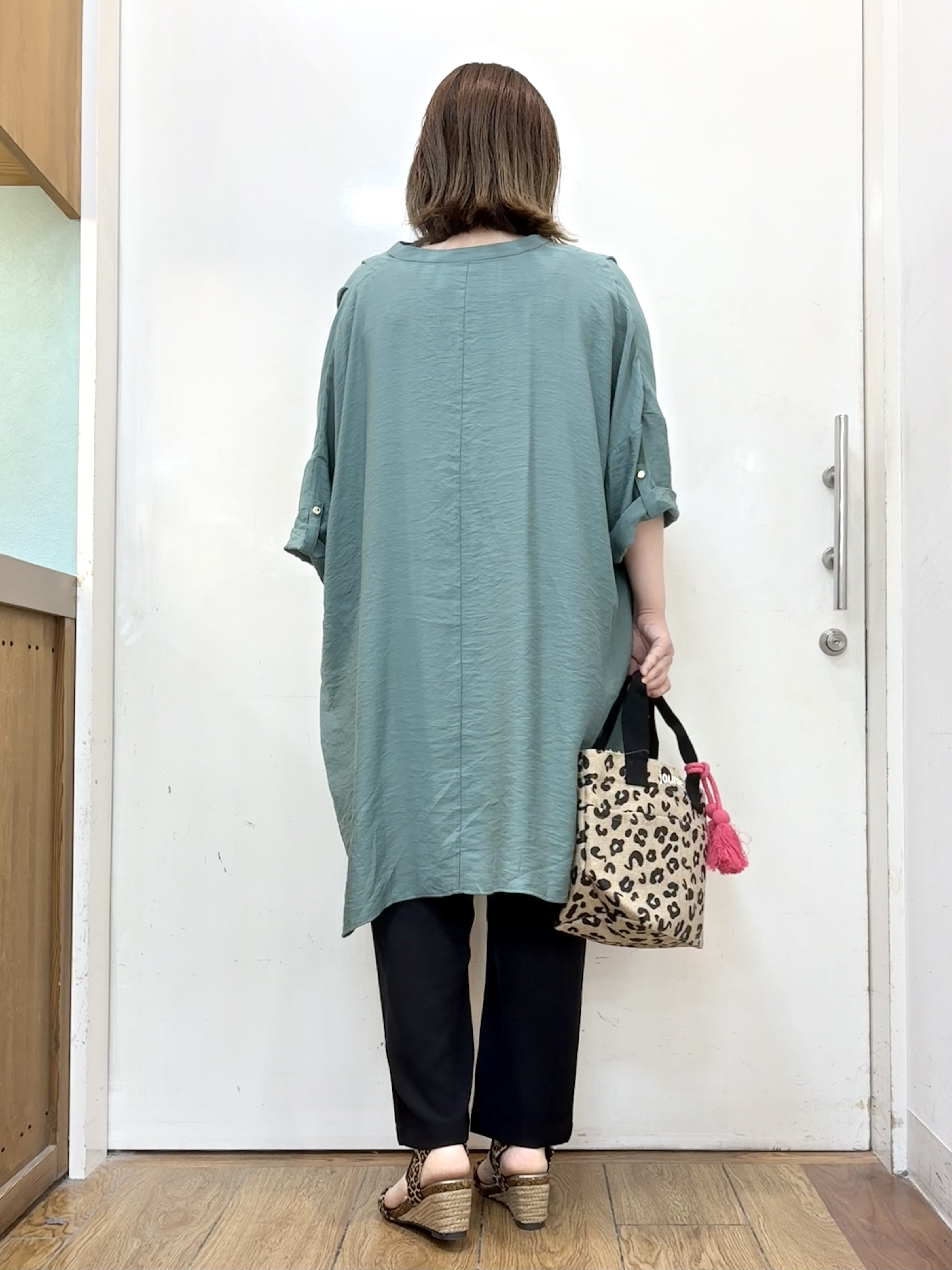 だいわさんの「SHOO･LA･RUE｜【ひんやり/S-LL/洗濯機可】体型カバー叶える 大人のゆるドルマンチュニック」を使ったコーディネート