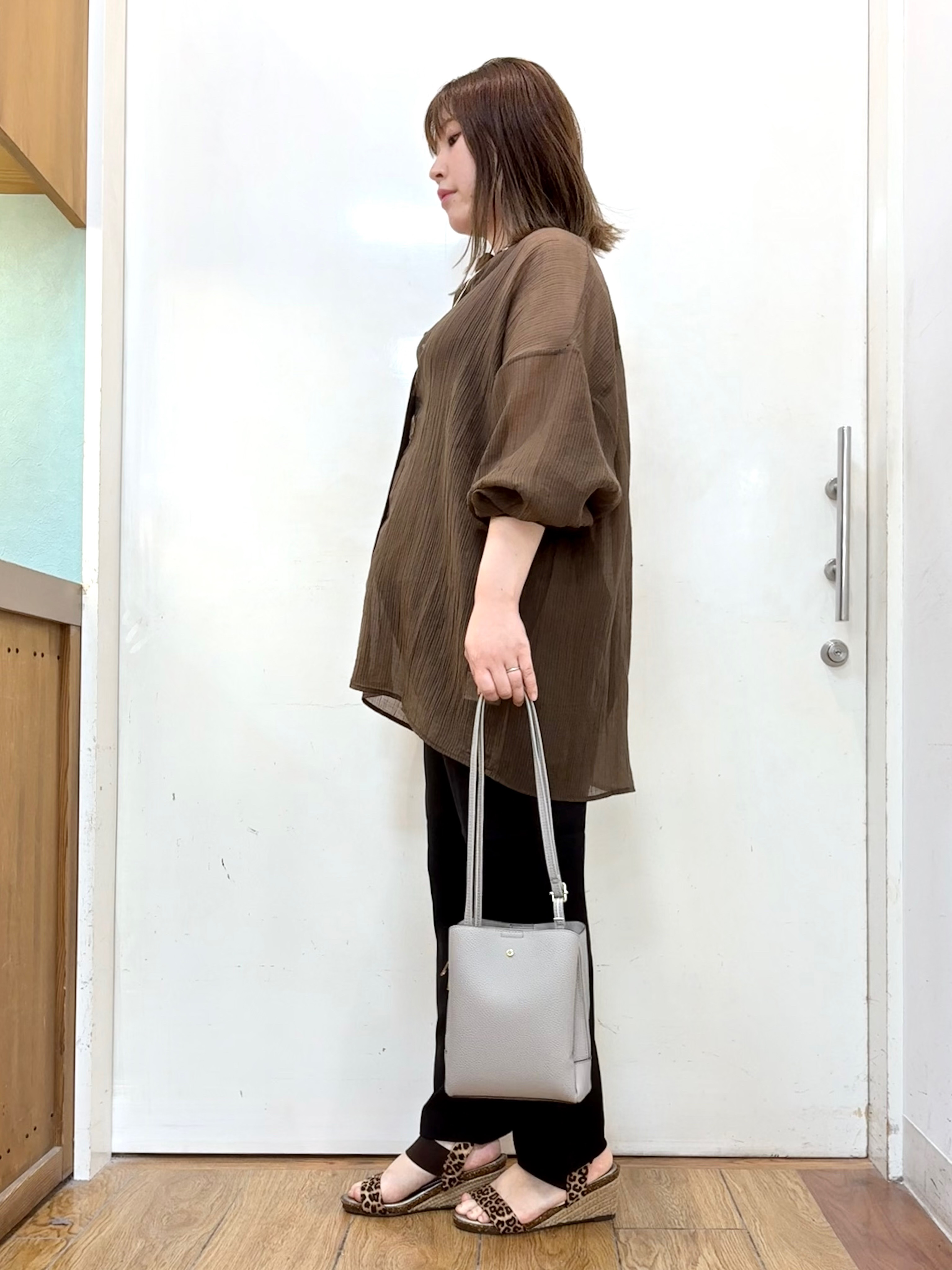 だいわさんの「SHOO･LA･RUE｜【S-LL】大人のシアー感 風合い楽しむバンドカラーシャツ」を使ったコーディネート