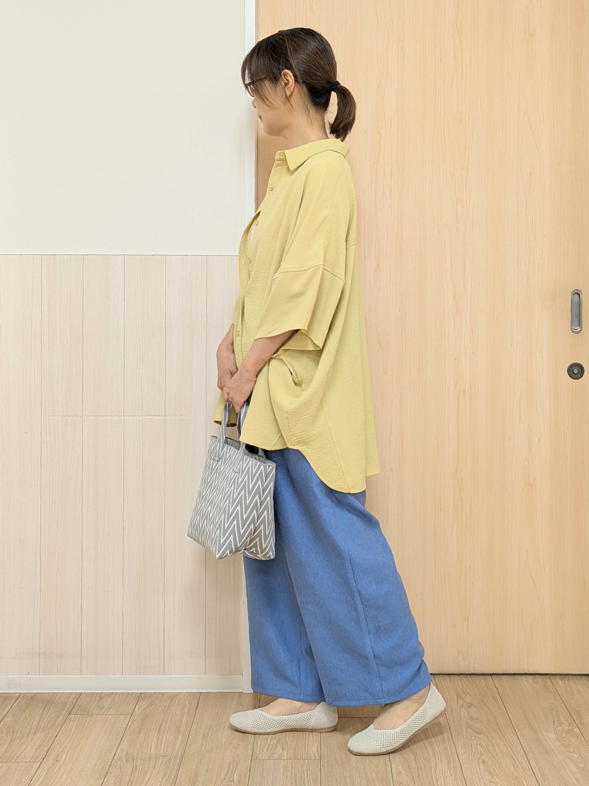 YuAさんの「SHOO･LA･RUE｜【高レビュー/洗濯後しわになりにくい/体型カバー】きちんとゆるっと 大人の抜け感 ポンチョ風カラーシ」を使ったコーディネート