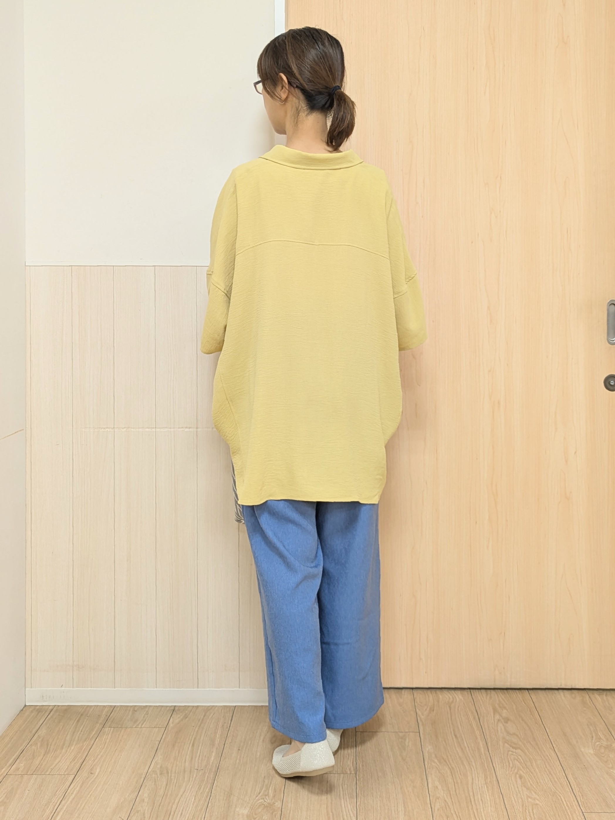 YuAさんの「SHOO･LA･RUE｜【高レビュー/洗濯後しわになりにくい/体型カバー】きちんとゆるっと 大人の抜け感 ポンチョ風カラーシ」を使ったコーディネート