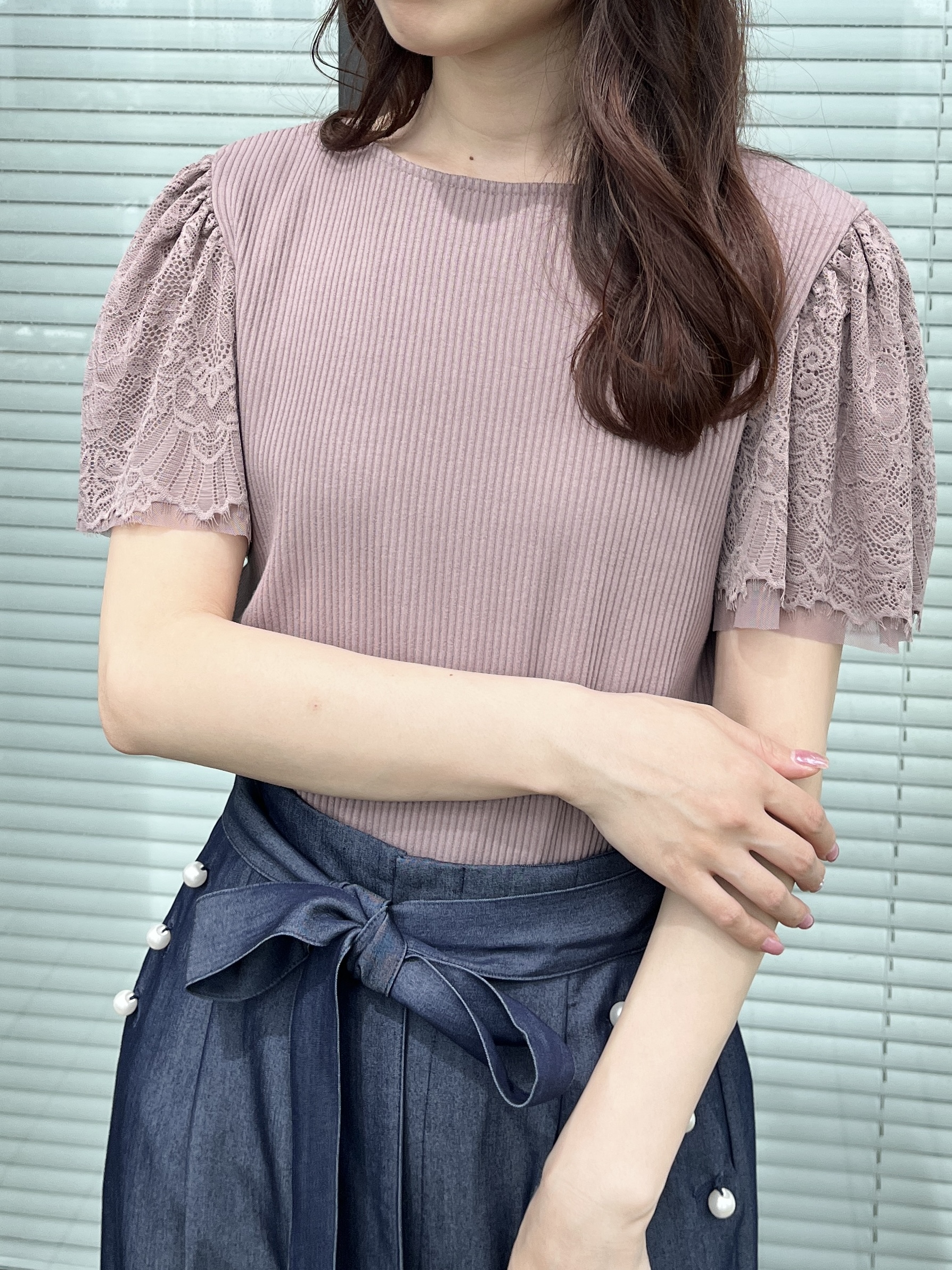 はばさんの「Couture brooch｜【洗える】袖レース テレコトップス」を使ったコーディネート