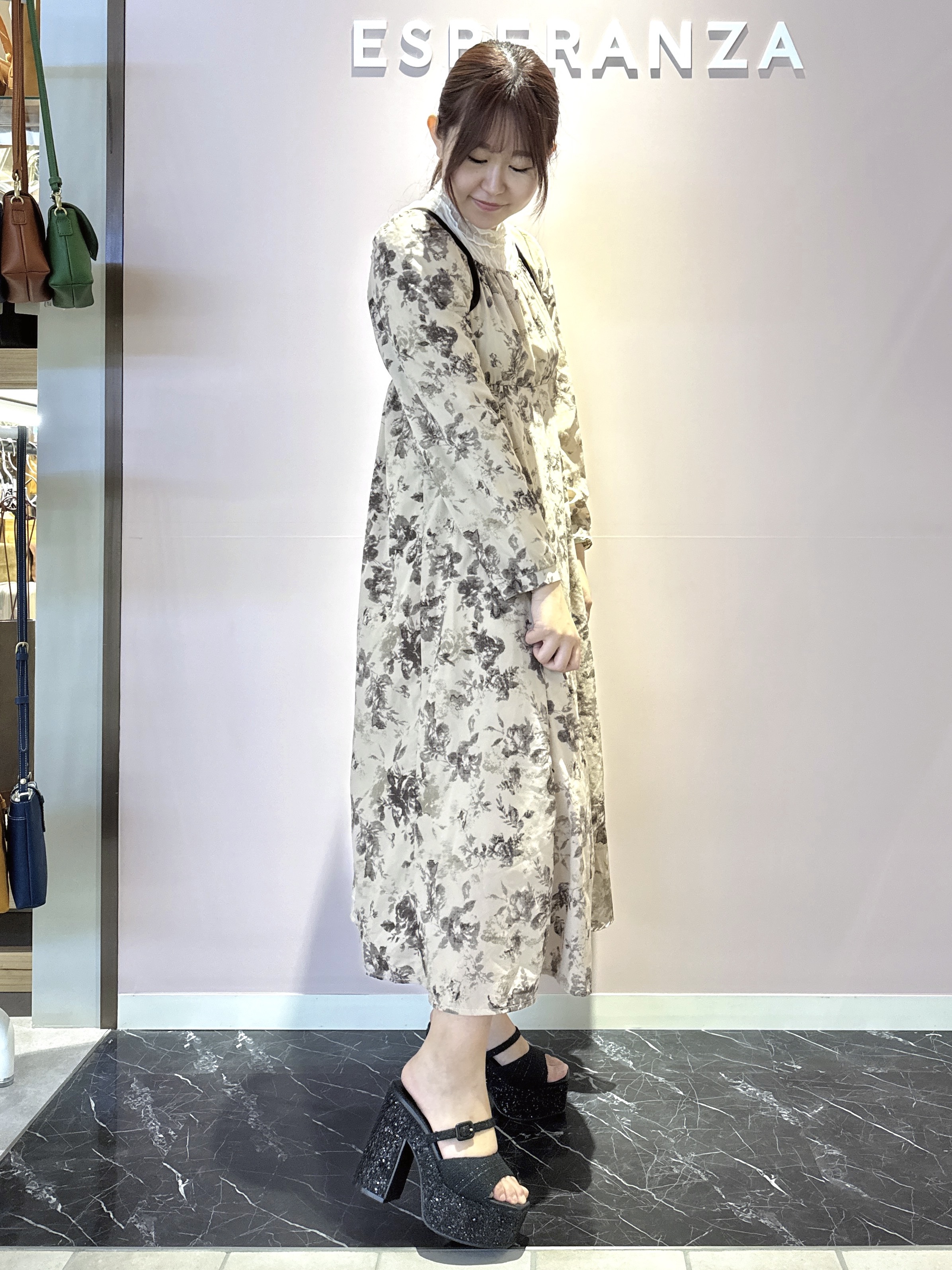 neinaさんの「ESPERANZA｜【ラク盛り／サンダル】 リピーター続出／脚長美脚 グリッターソールツイードミュール」を使ったコーディネート