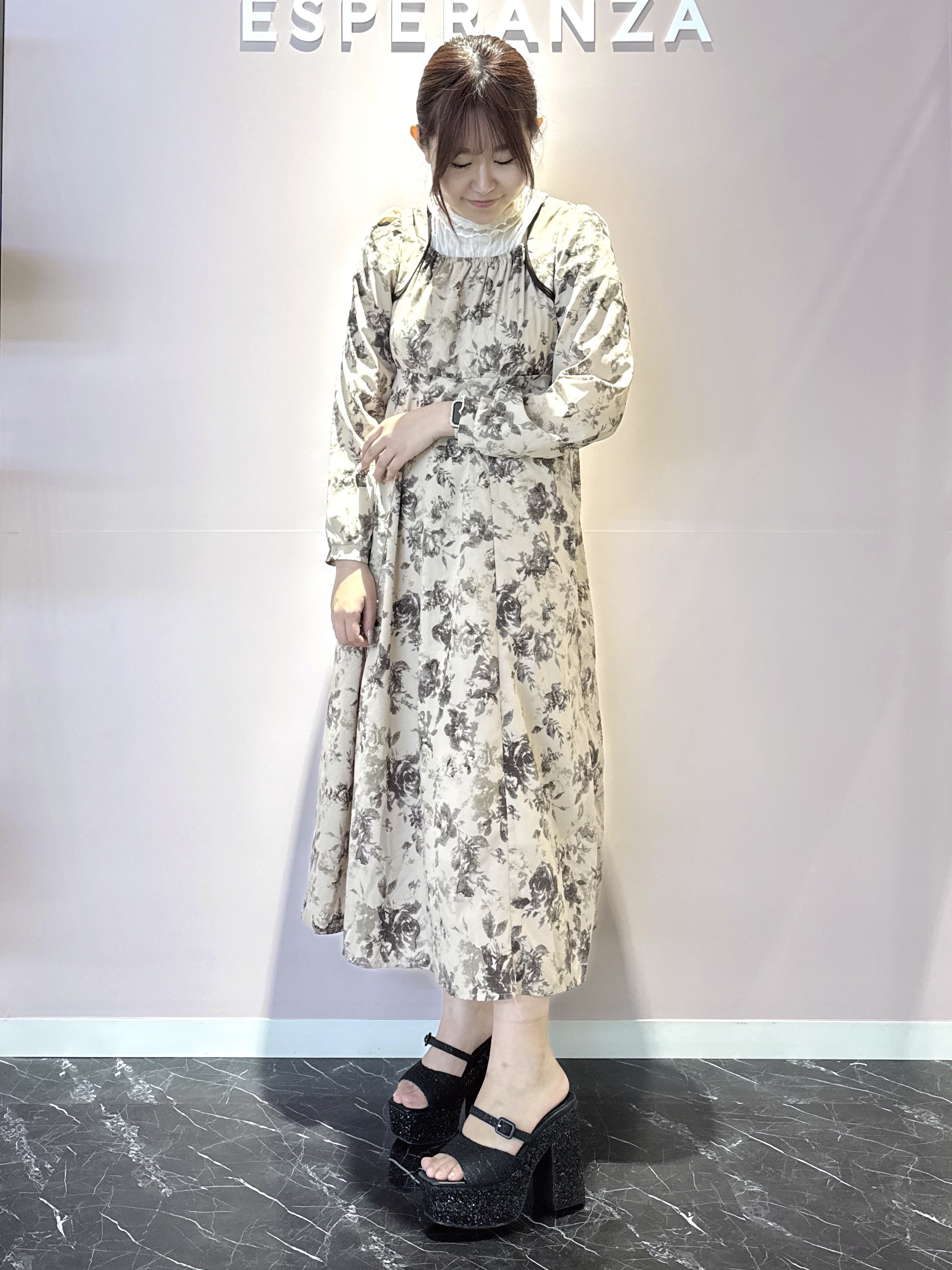 neinaさんの「ESPERANZA｜【ラク盛り／サンダル】 リピーター続出／脚長美脚 グリッターソールツイードミュール」を使ったコーディネート