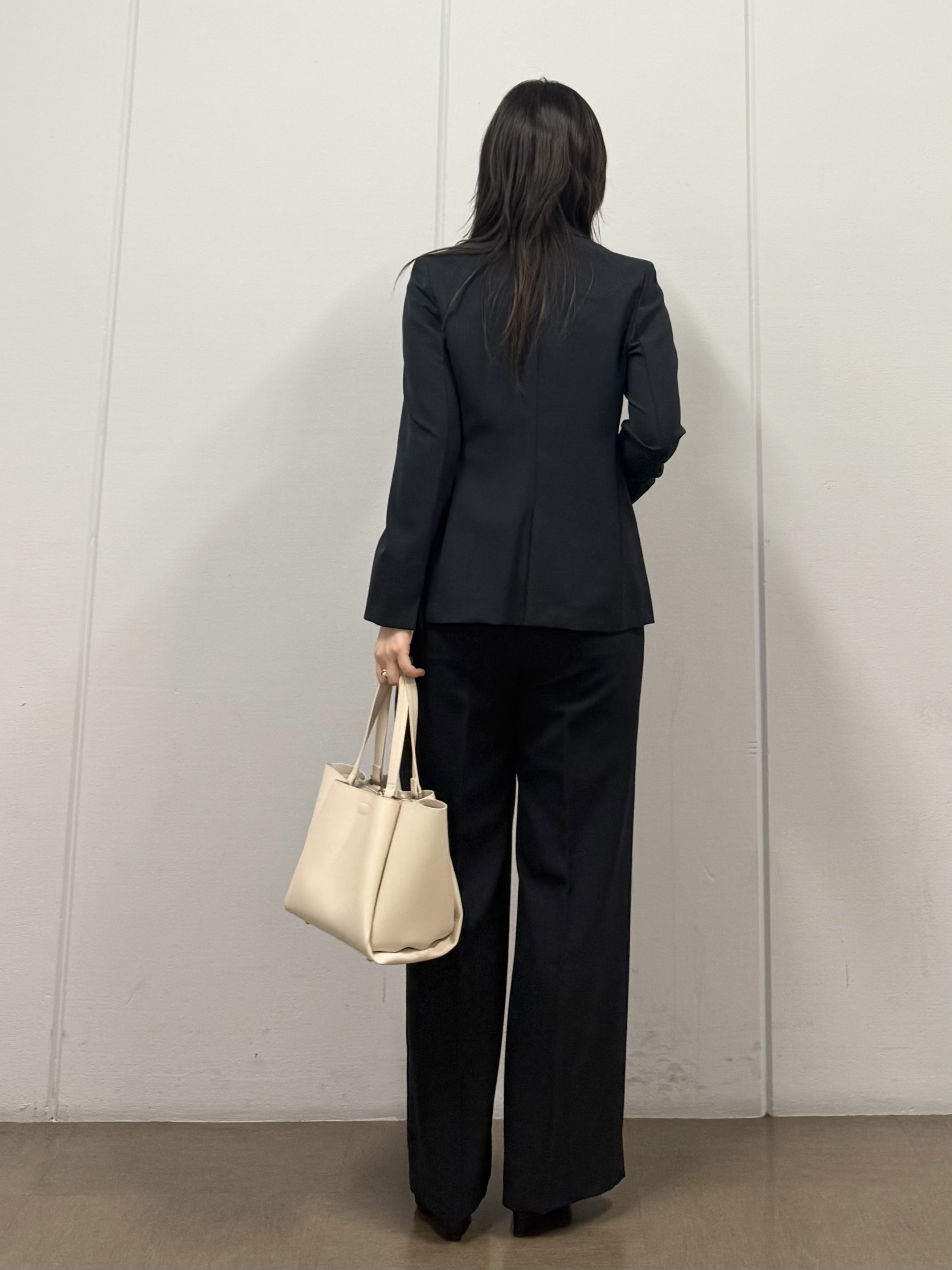 mizukiさんの「INDIVI｜【洗える／UVケア】幾何学柄＆無地 タックVネック 半袖ブラウス」を使ったコーディネート