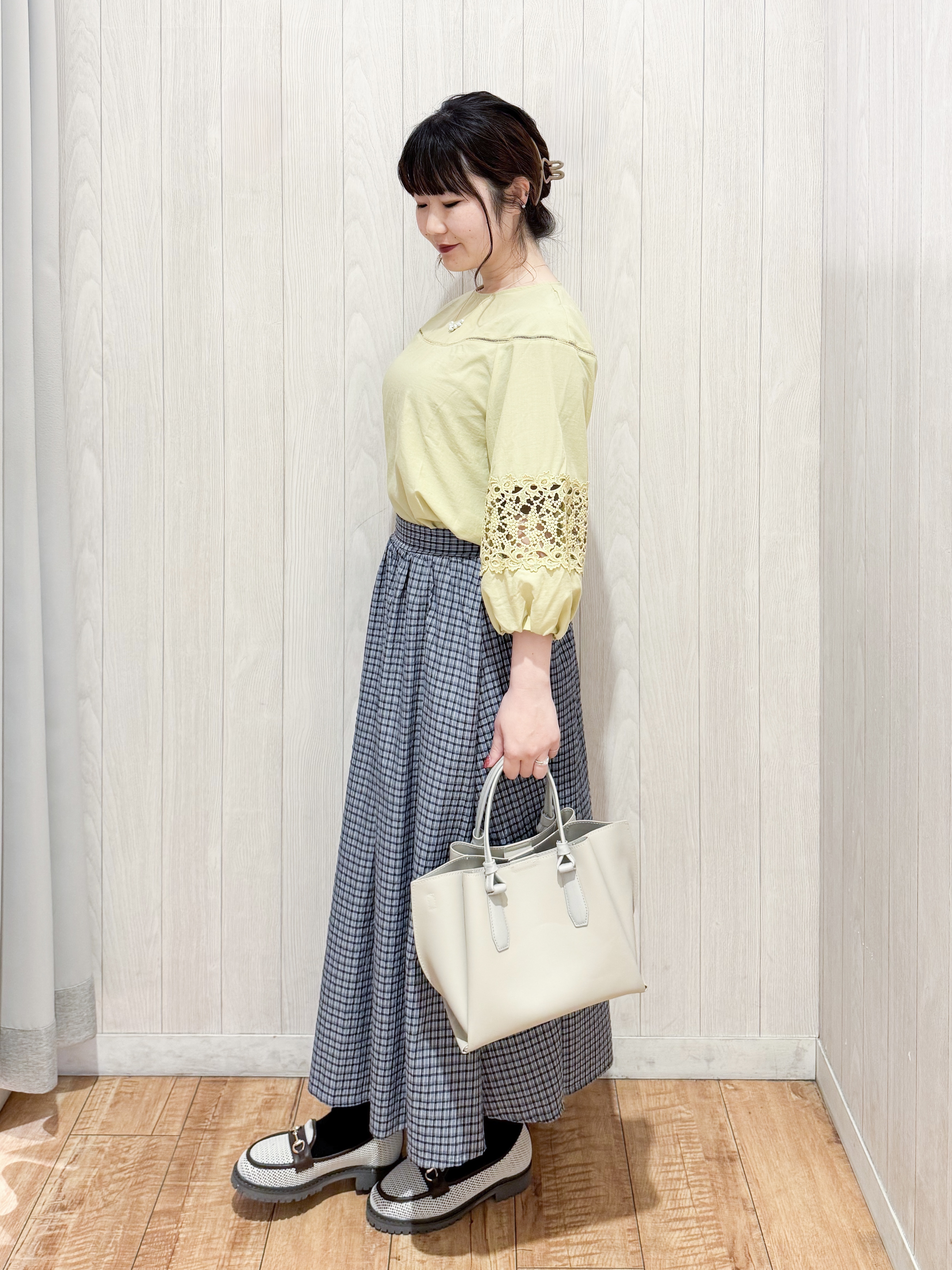 愛さんの「SHOO･LA･RUE｜【洗濯機可/7分袖】インせず着られる 透かし編み柄が上品な レース切替シャツ」を使ったコーディネート