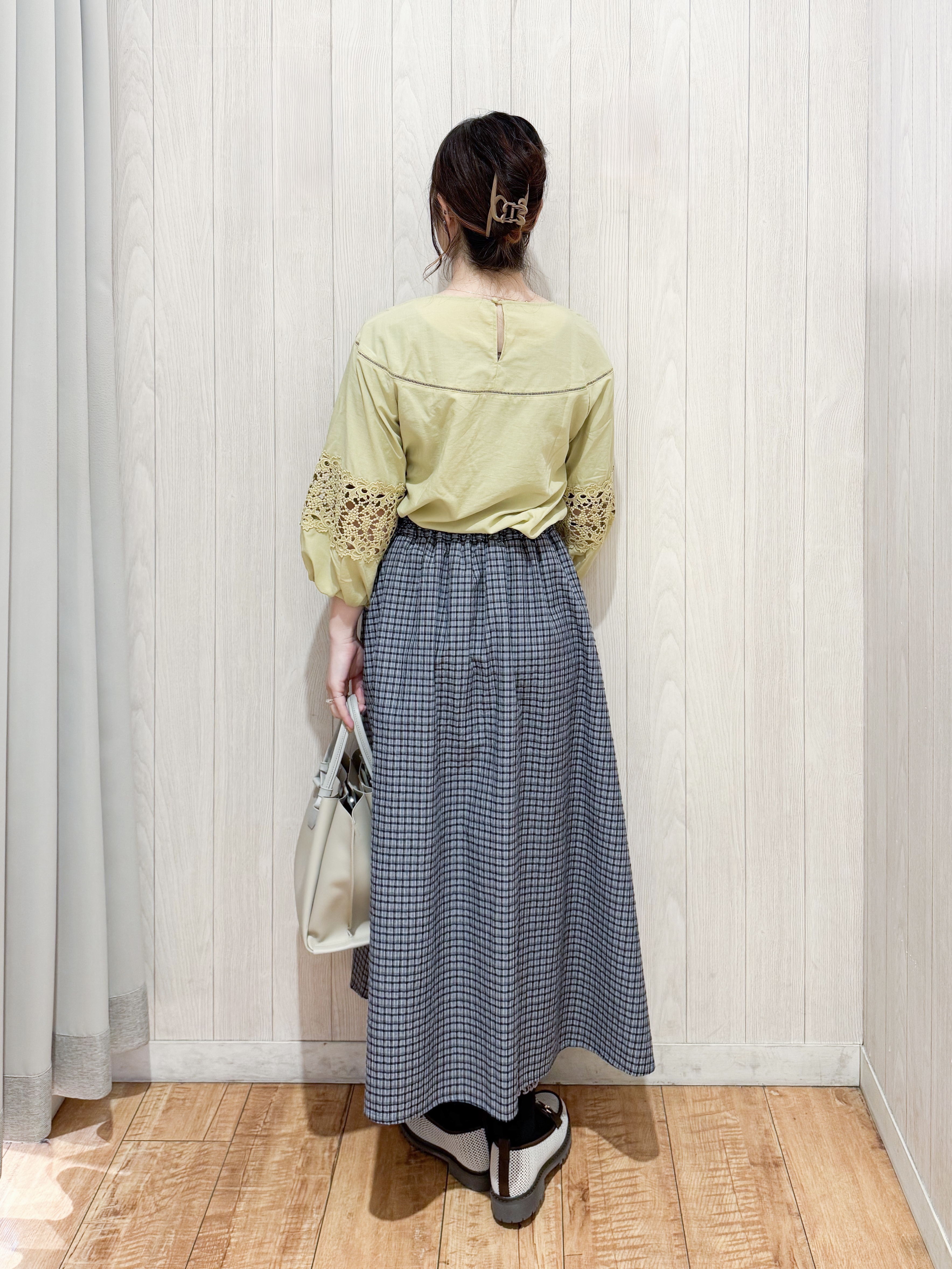 愛さんの「SHOO･LA･RUE｜【洗濯機可/7分袖】インせず着られる 透かし編み柄が上品な レース切替シャツ」を使ったコーディネート