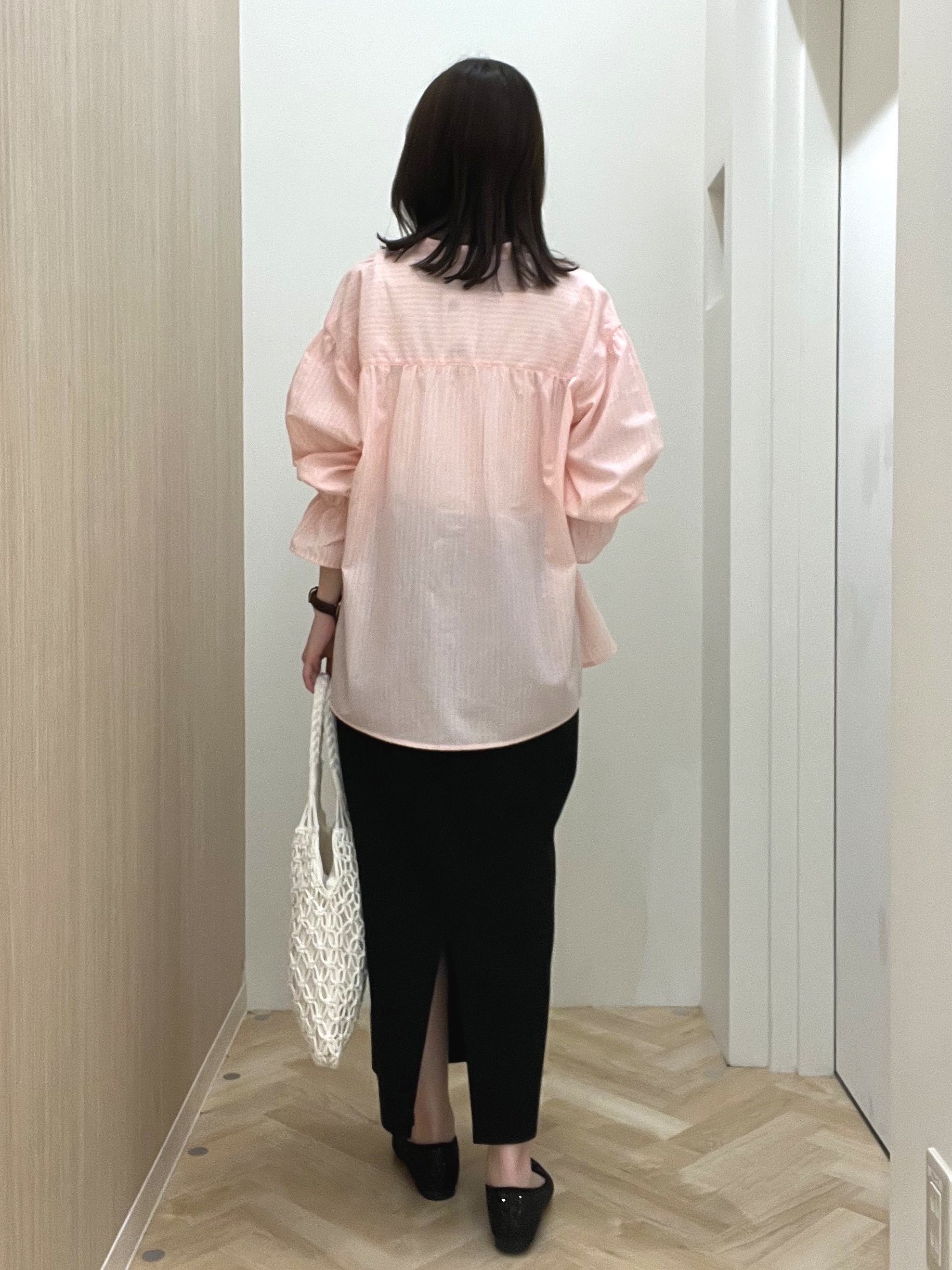  おまつさんの「grove｜【貴島明日香さん着用／イージーケア／接触冷感】麻混スタンドギャザーシャツ」を使ったコーディネート