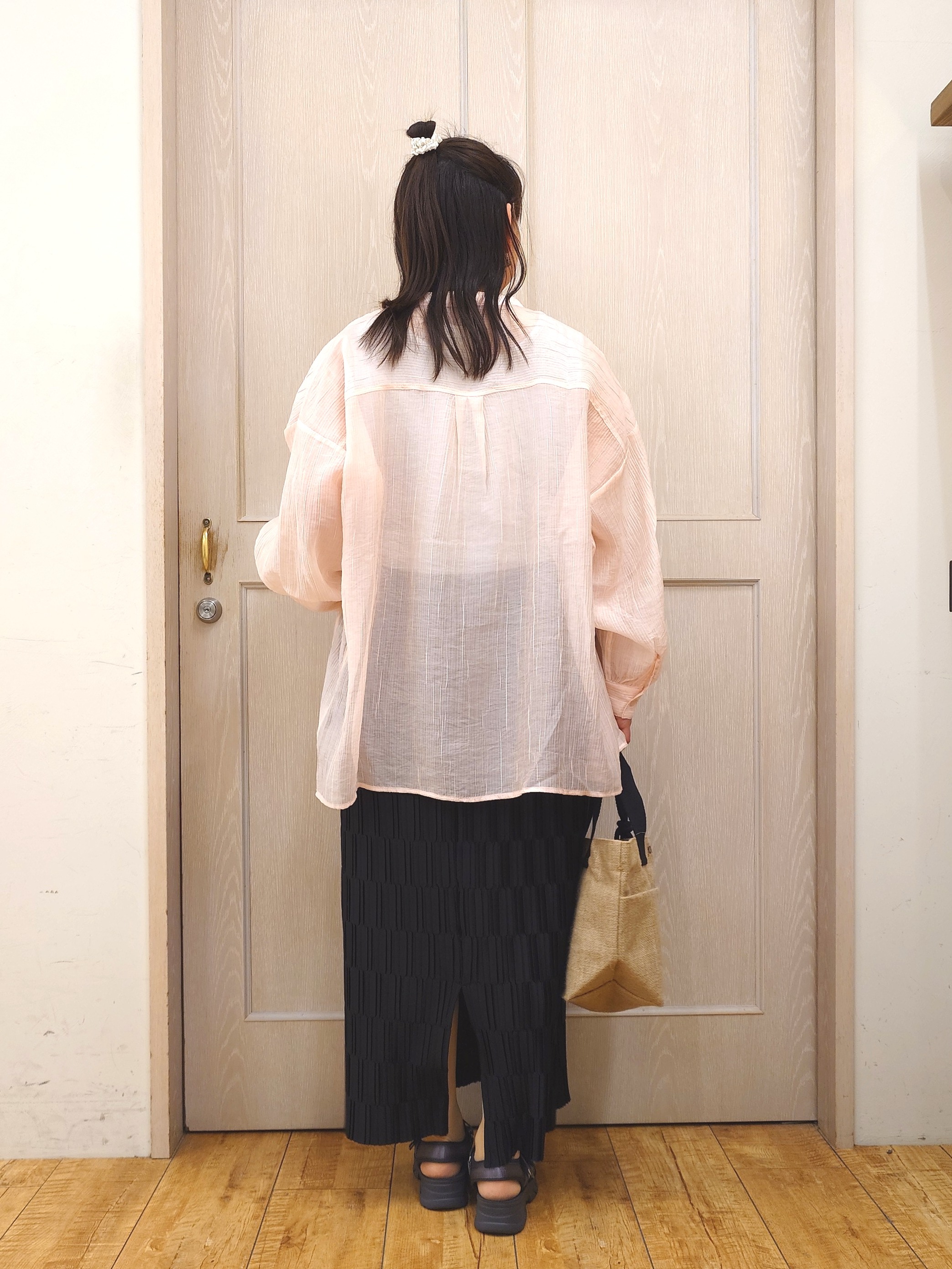 とろろさんの「SHOO･LA･RUE｜【S-LL】大人のシアー感 風合い楽しむバンドカラーシャツ」を使ったコーディネート
