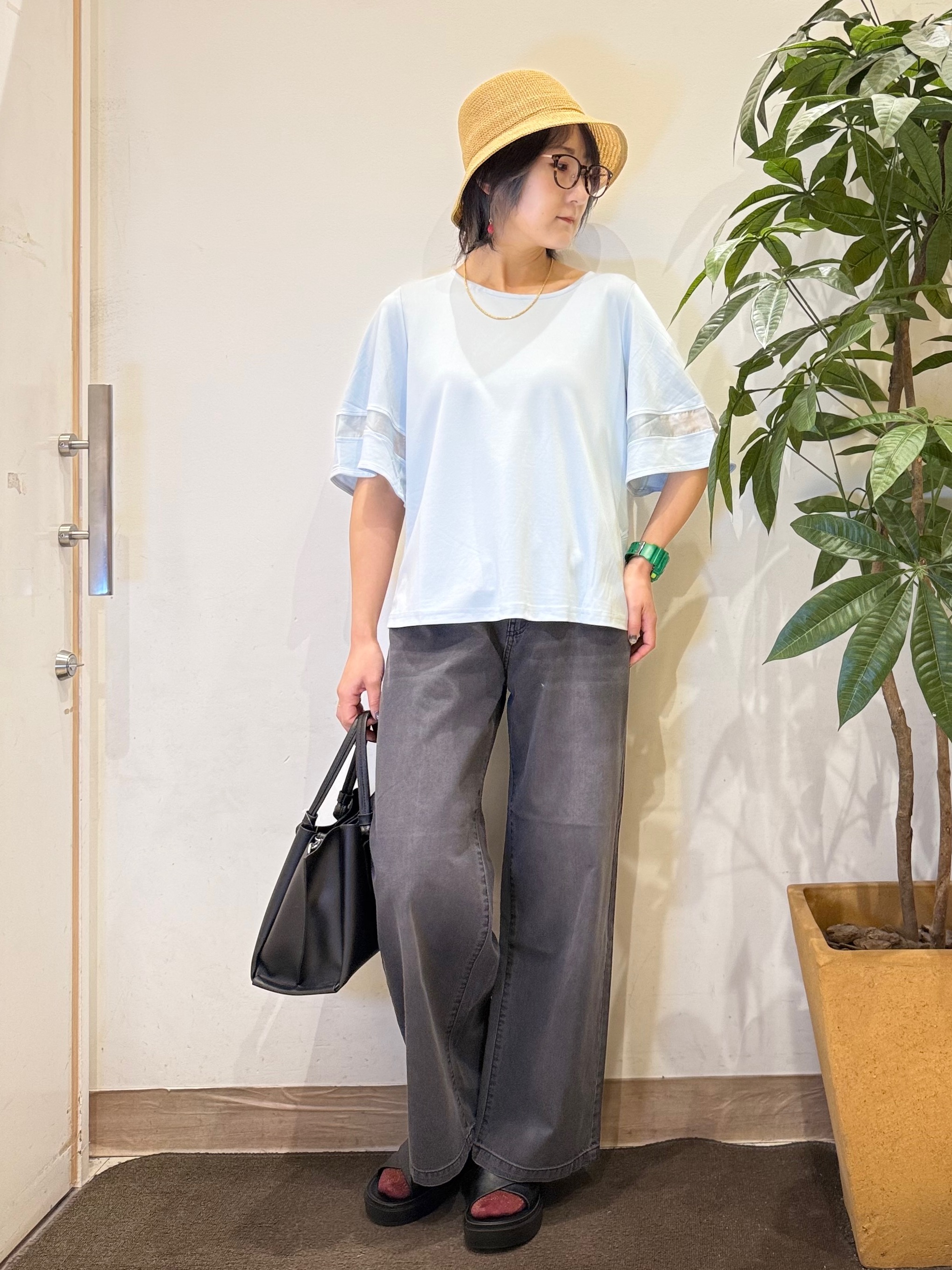 misakiさんの「SHOO･LA･RUE｜【洗濯機後しわになりにくい/ひんやり/S-LL】お袖のシアーで抜け感プラス 二の腕隠せるフレアスリー」を使ったコーディネート