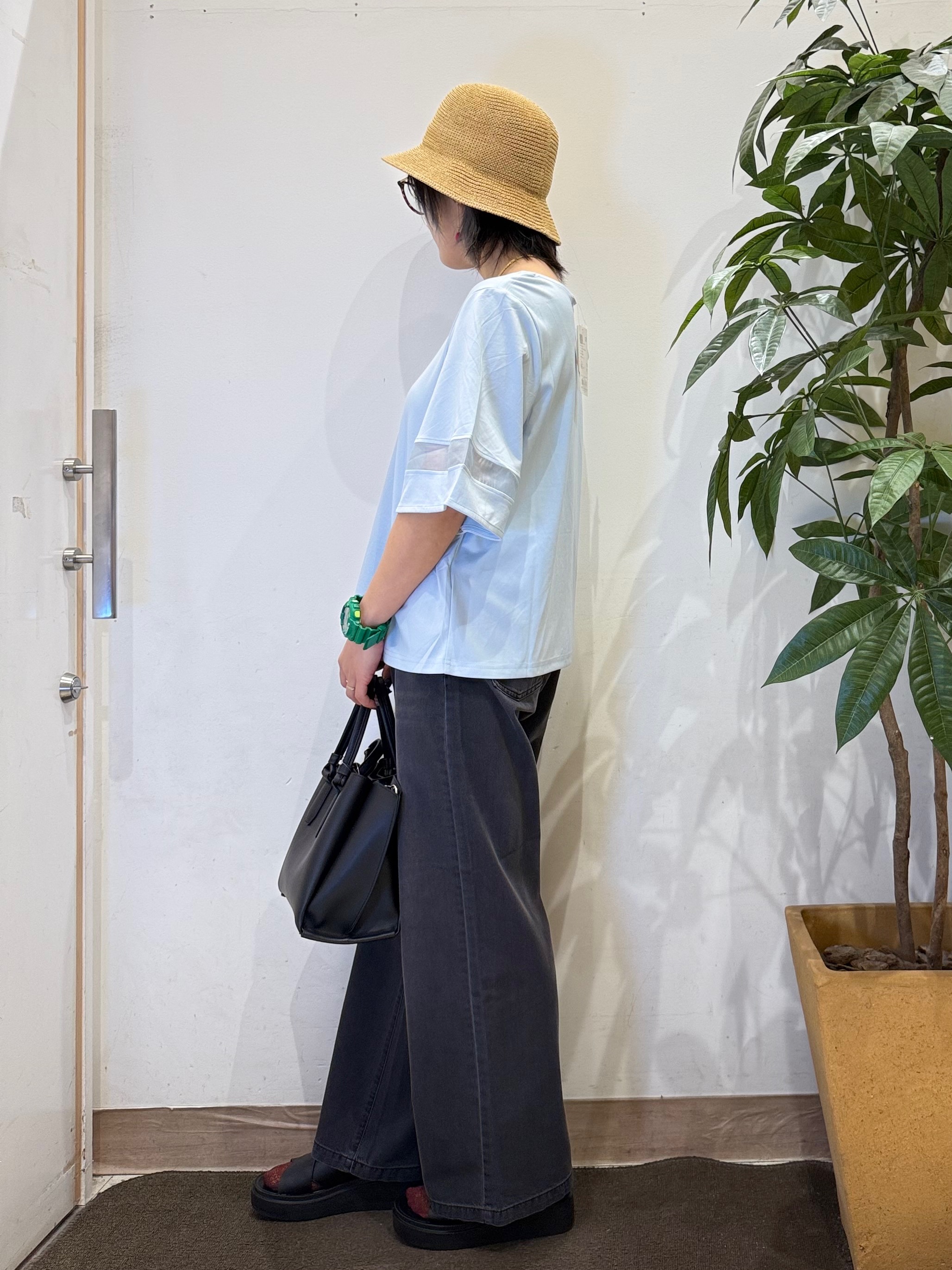 misakiさんの「SHOO･LA･RUE｜【洗濯機後しわになりにくい/ひんやり/S-LL】お袖のシアーで抜け感プラス 二の腕隠せるフレアスリー」を使ったコーディネート