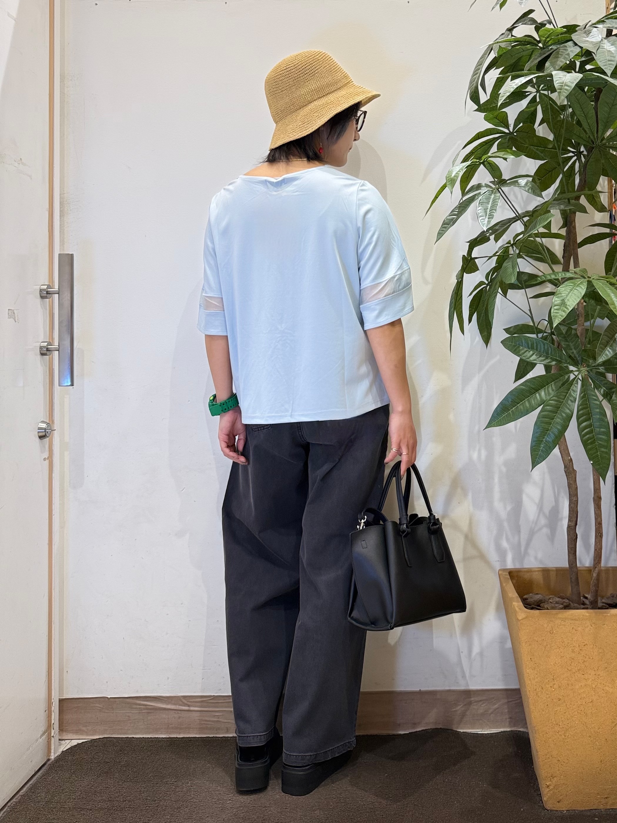 misakiさんの「SHOO･LA･RUE｜【洗濯機後しわになりにくい/ひんやり/S-LL】お袖のシアーで抜け感プラス 二の腕隠せるフレアスリー」を使ったコーディネート