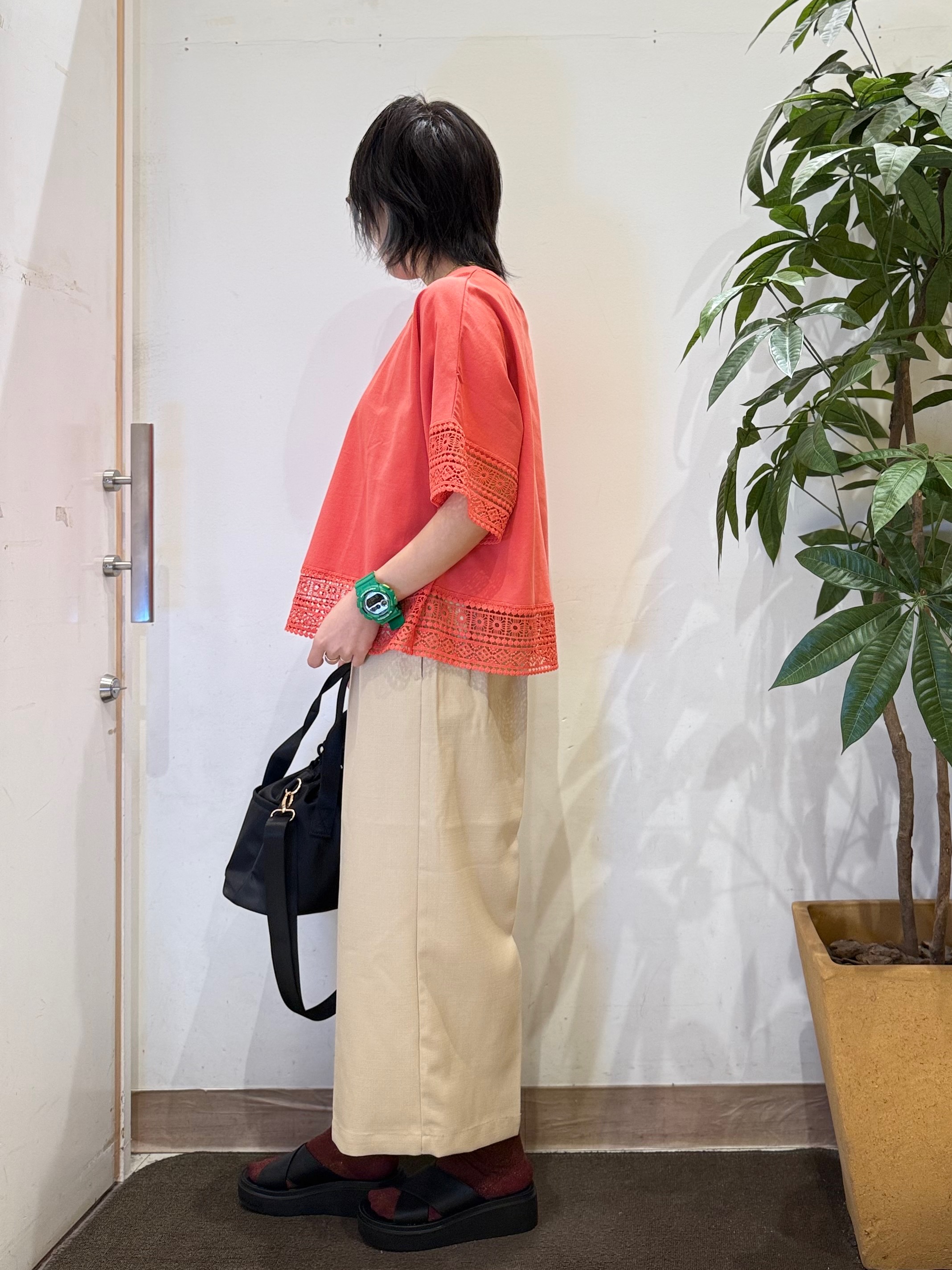 misakiさんの「SHOO･LA･RUE｜【洗濯機可/ひんやり/体型カバー/S-LL】レース使いがポイント デザインTシャツ」を使ったコーディネート