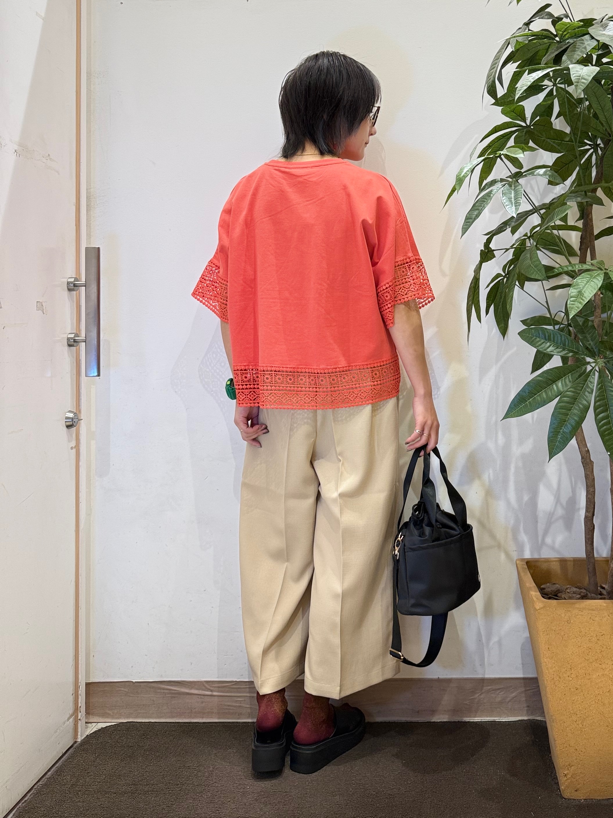 misakiさんの「SHOO･LA･RUE｜【洗濯機可/ひんやり/体型カバー/S-LL】レース使いがポイント デザインTシャツ」を使ったコーディネート