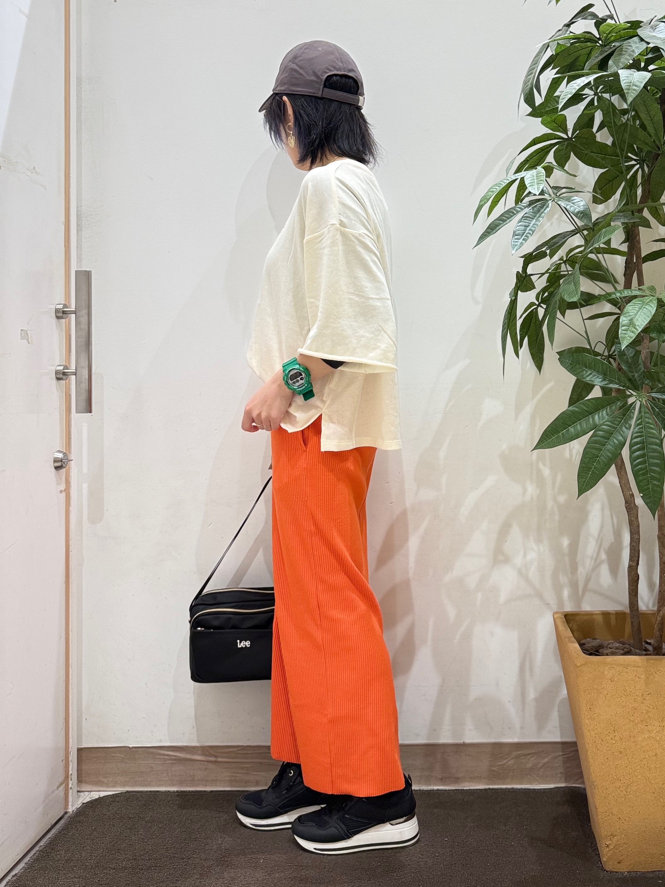 misakiさんの「SHOO･LA･RUE｜【洗濯機可/S-LL/選べる6柄】切りっぱなしお袖がこなれカジュアル 5分袖シアーTシャツ」を使ったコーディネート